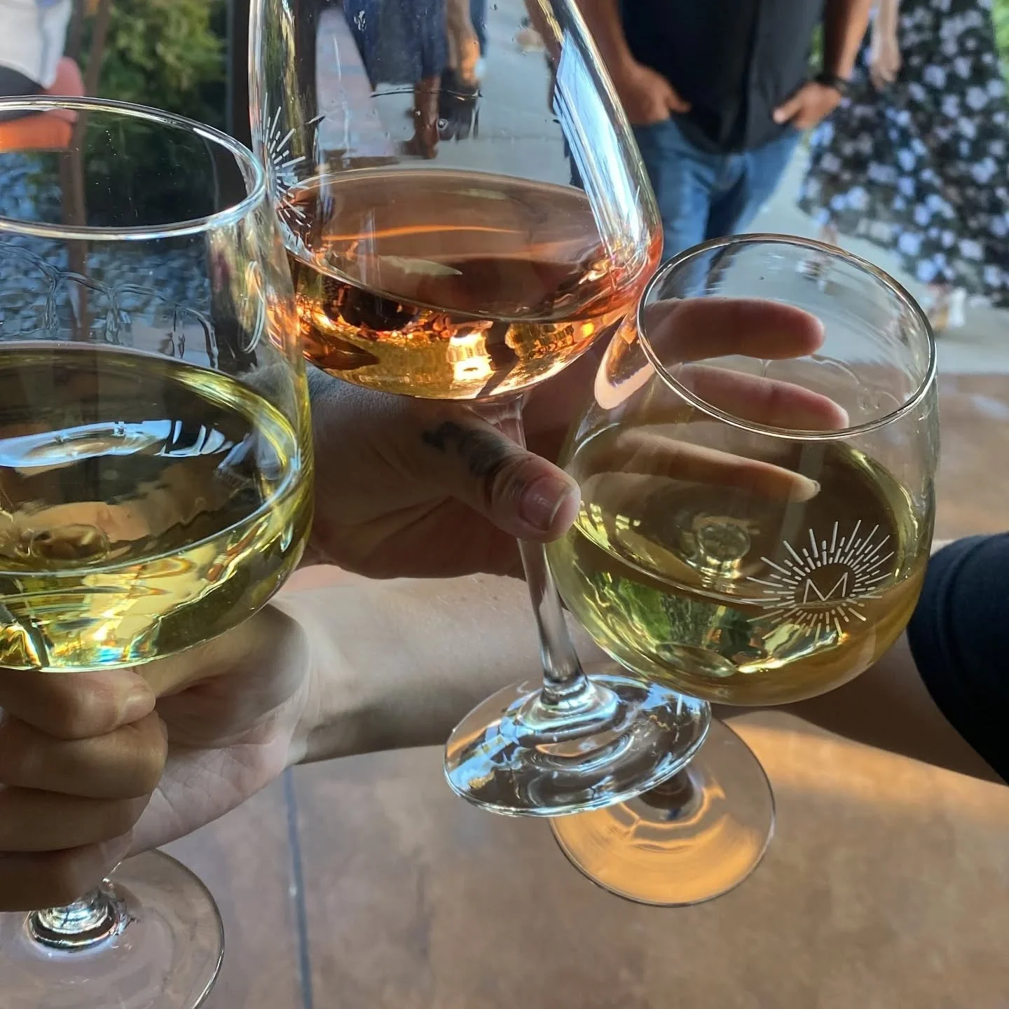 Albari&ntilde;o day meets cowboy hat day 🥂🤝🤠

🍷@miramontewinery Albari&ntilde;o 
🤠 @callawaywinery tasting room staff