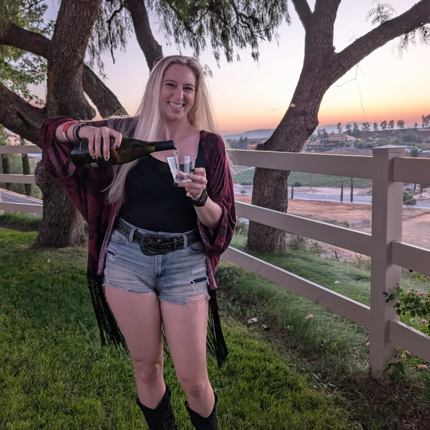 Cover bands and good company

📍@belvinowinery 
🍷 Pinot Grigio
👢@sabbymac272 

#sommlife #sommelierlife #countryconcert #temeculavalley #temeculawinery #belvino #belvinowinery #temeculawinery #pinotgrigio