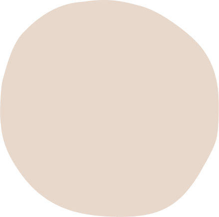 Ein großes, unregelmäßig geformtes, hellbeiges Objekt auf schwarzem Hintergrund.