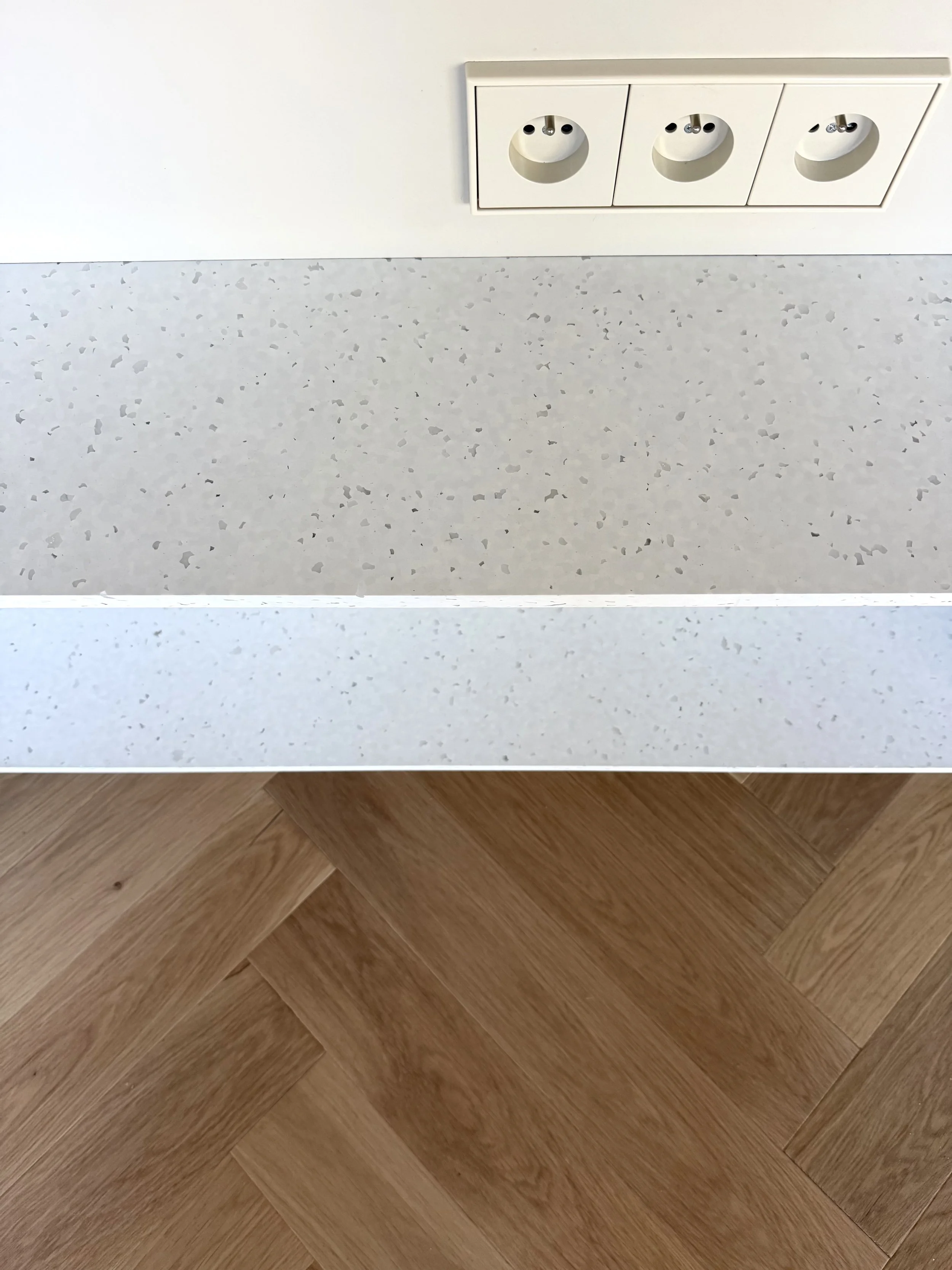 Tablette Le Pavé, parquet chêne et appareillage Jung