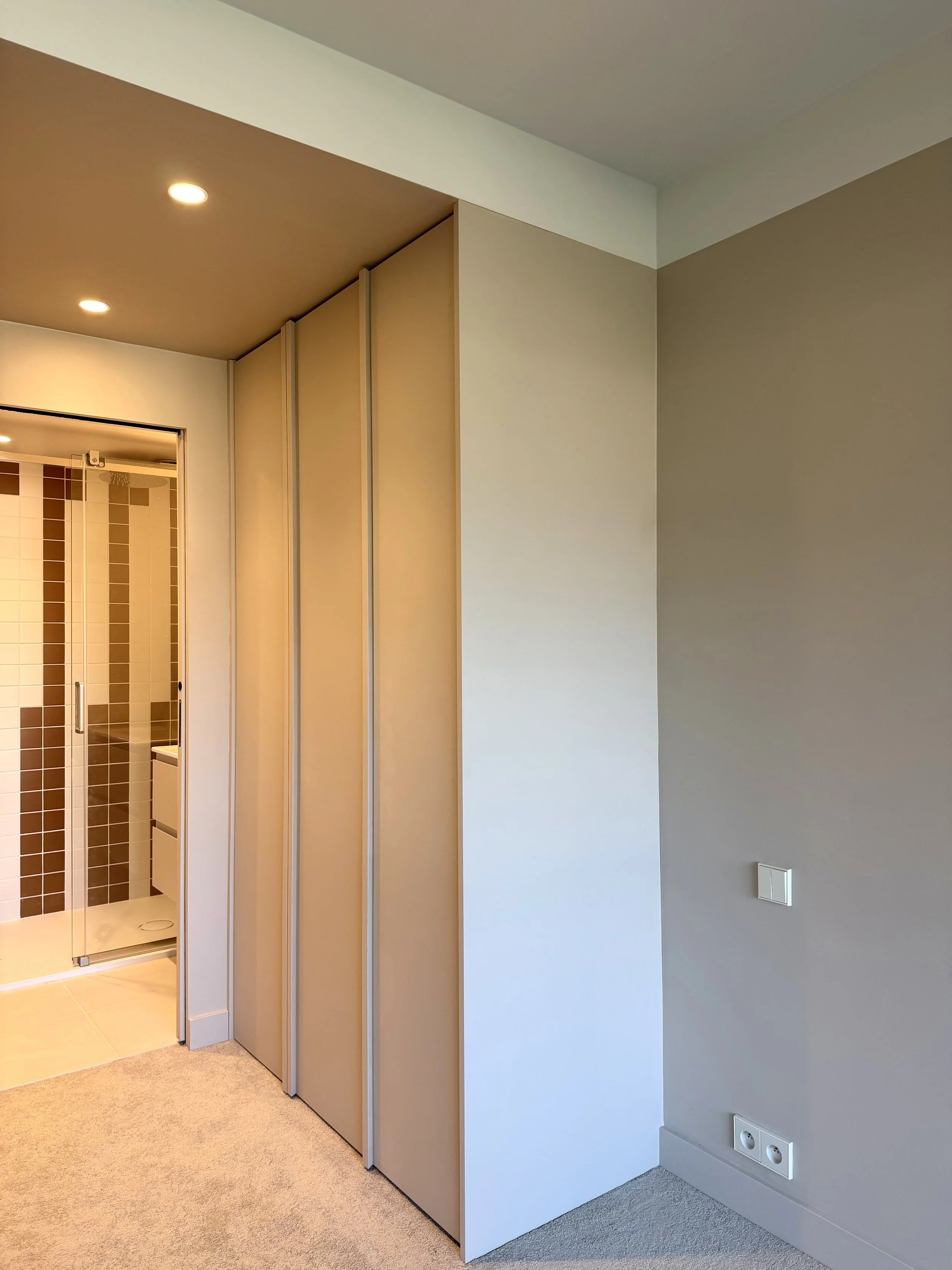Dressing et accès à la salle de bain, porte coulissante