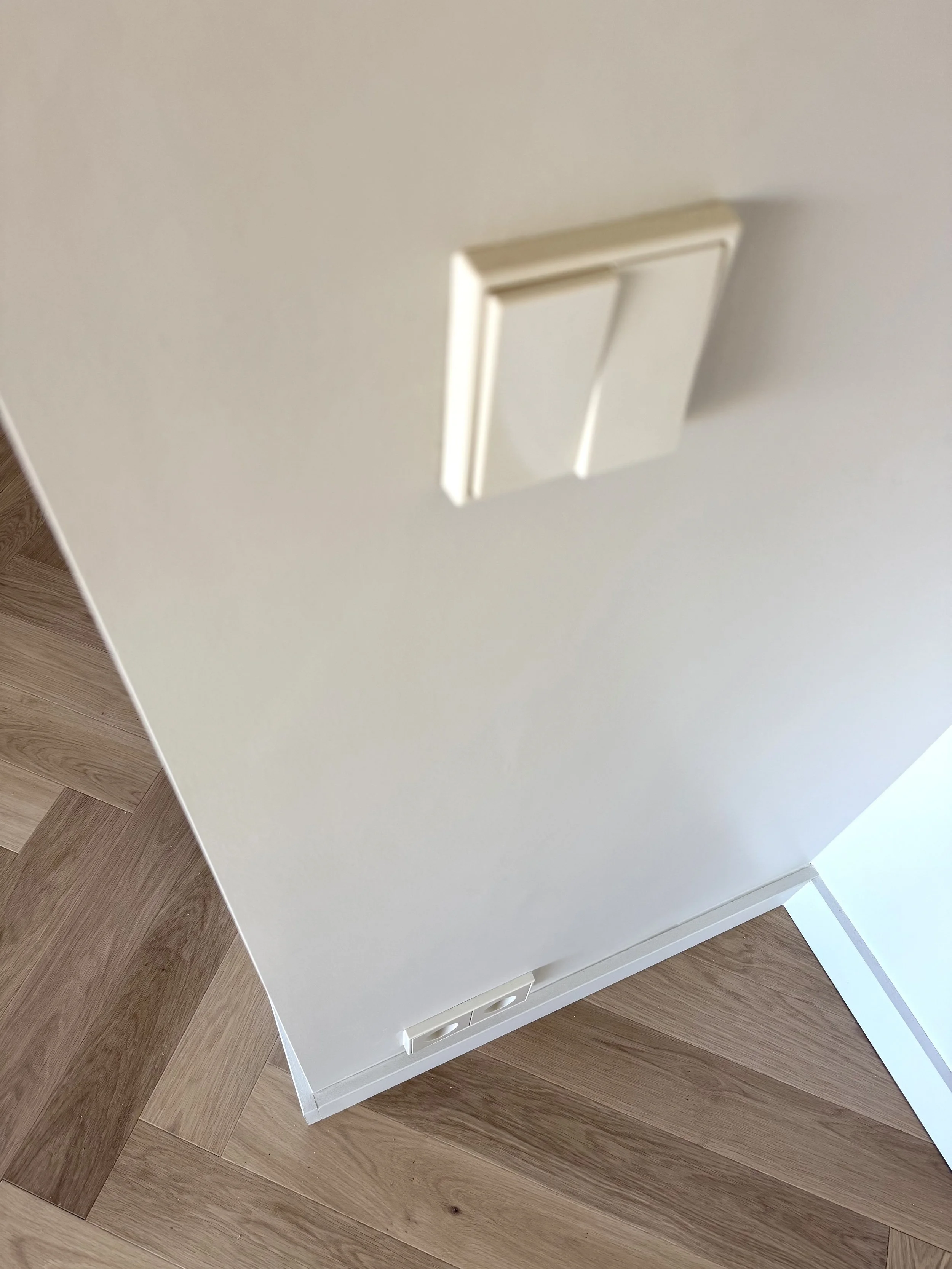 parquet chêne baton rompus et appareillage Jung