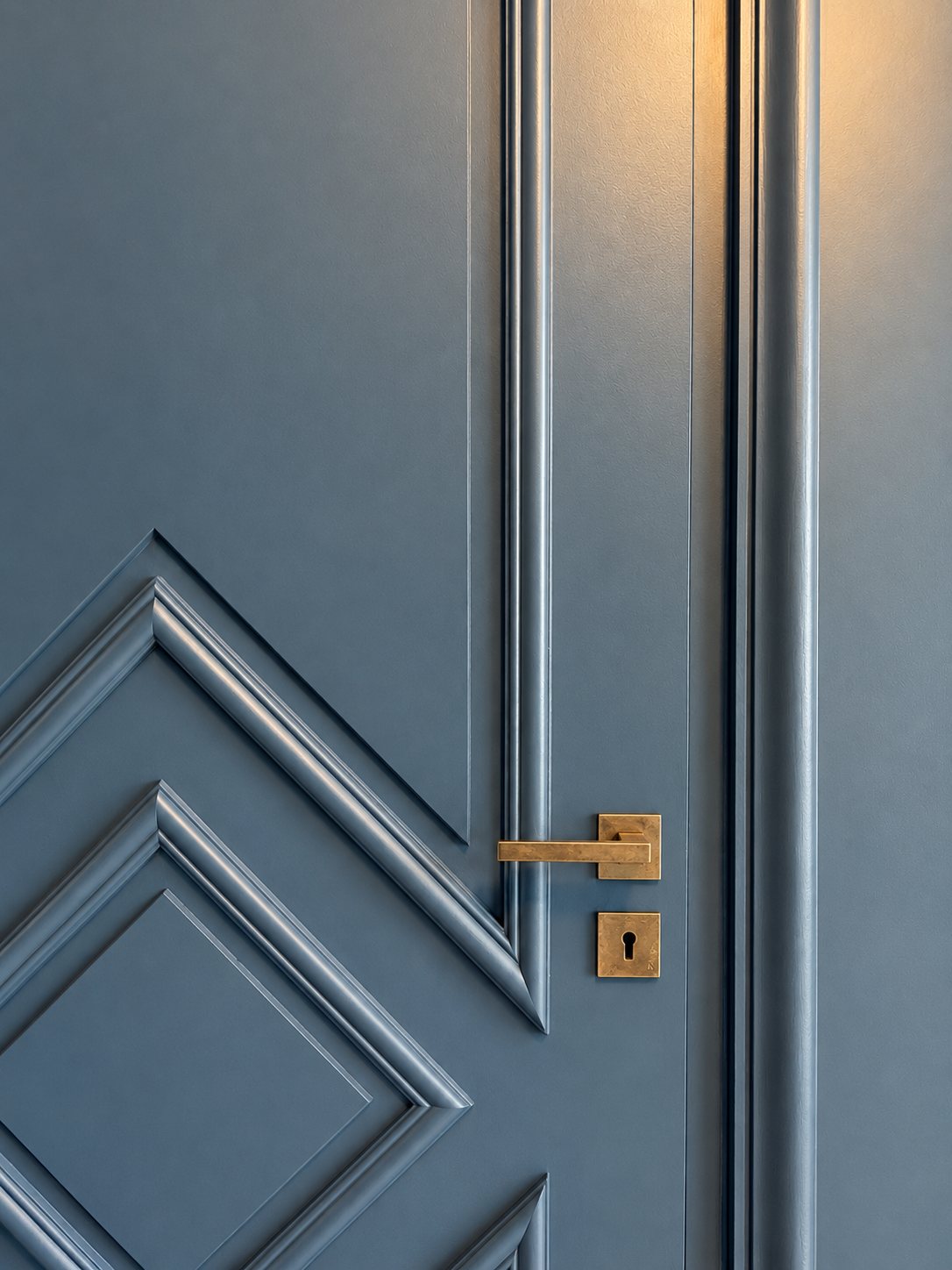 porte avec moulures et poignée bronze antique.