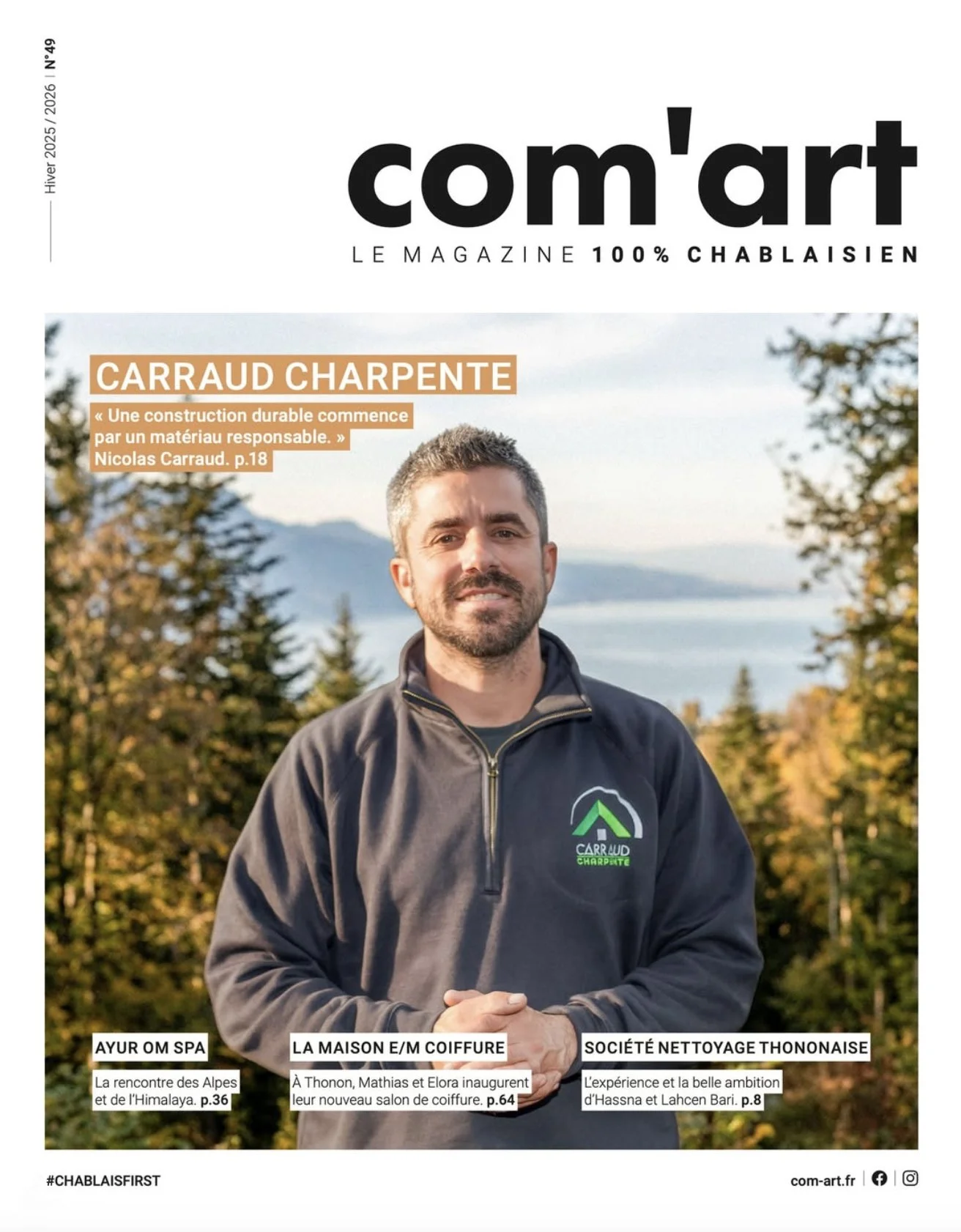 Première page d'un magazine intitulé 'com'art', avec une photo en plein air d'un homme barbu portant un sweat-shirt gris avec un logo vert et blanc de Carraud Charpente, en arrière-plan des arbres et une vue sur un lac ou une mer, et plusieurs encadrés de texte en français.