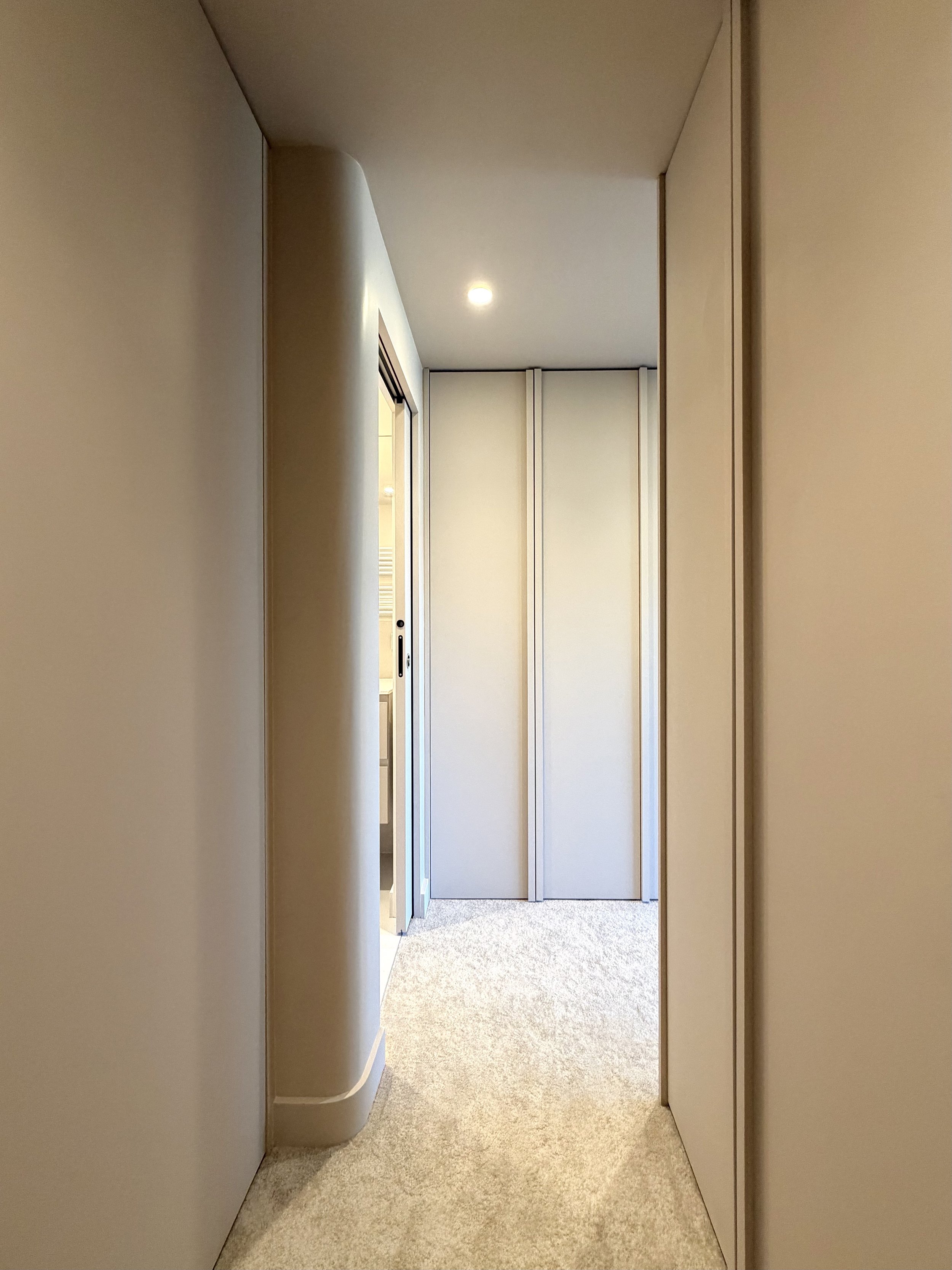 Dressinfgsur mesure, mur arrondi et sol en moquette Balsan