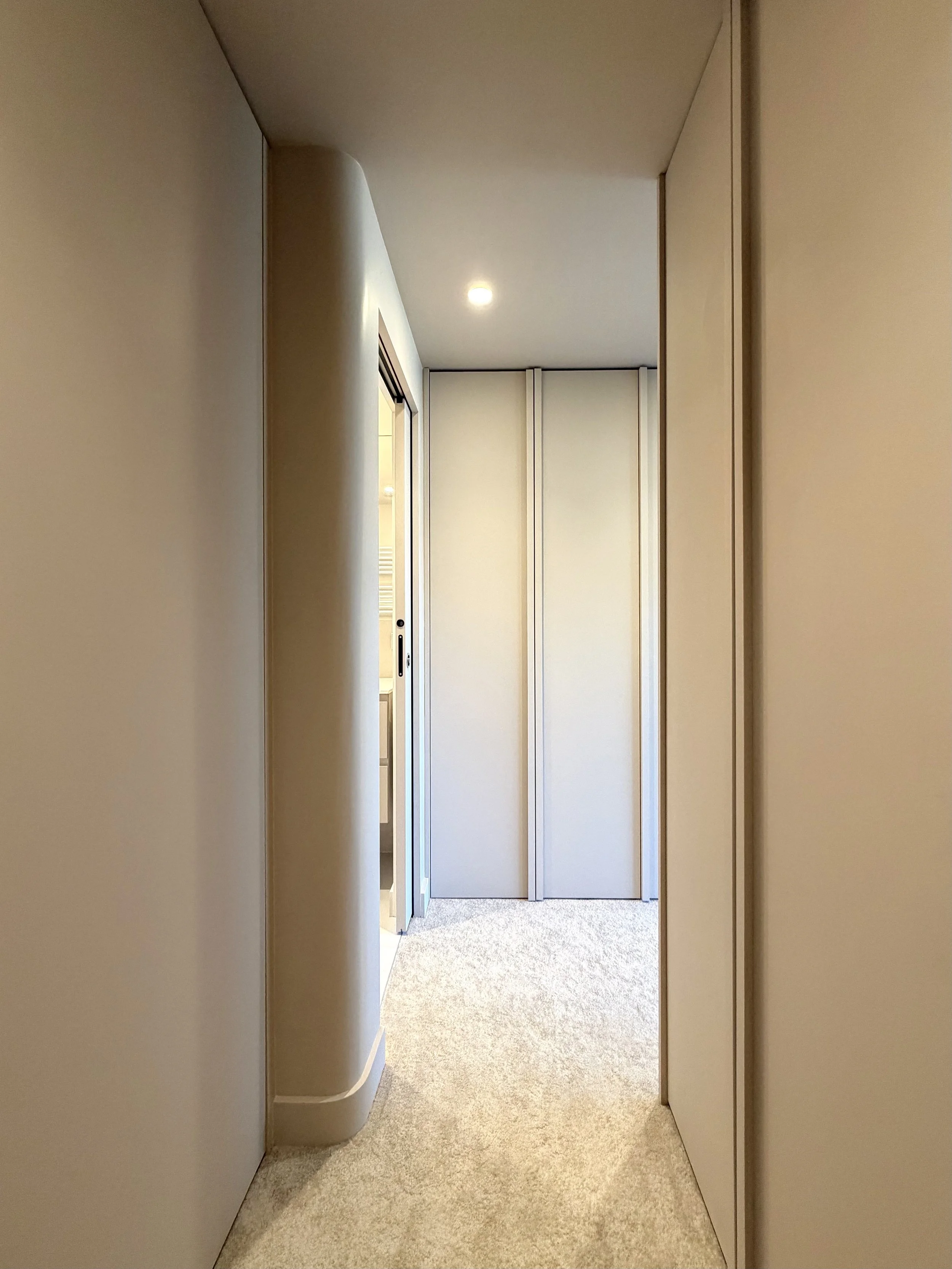 Dressinfgsur mesure, mur arrondi et sol en moquette Balsan