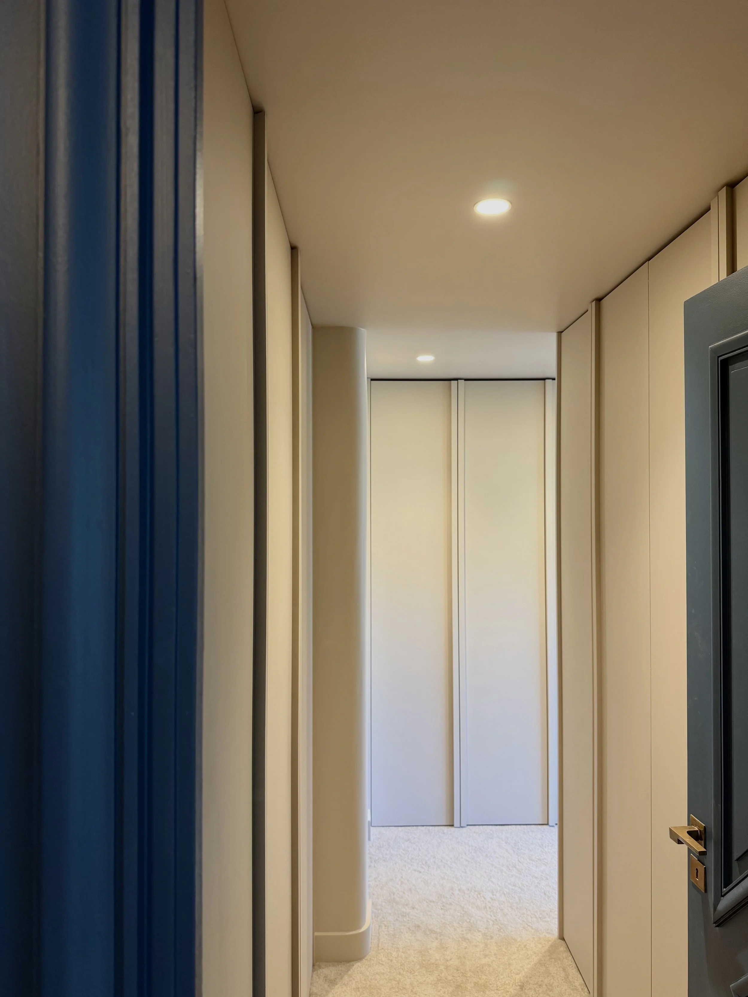 Dressing sur mesure, sol en moquette Balsan