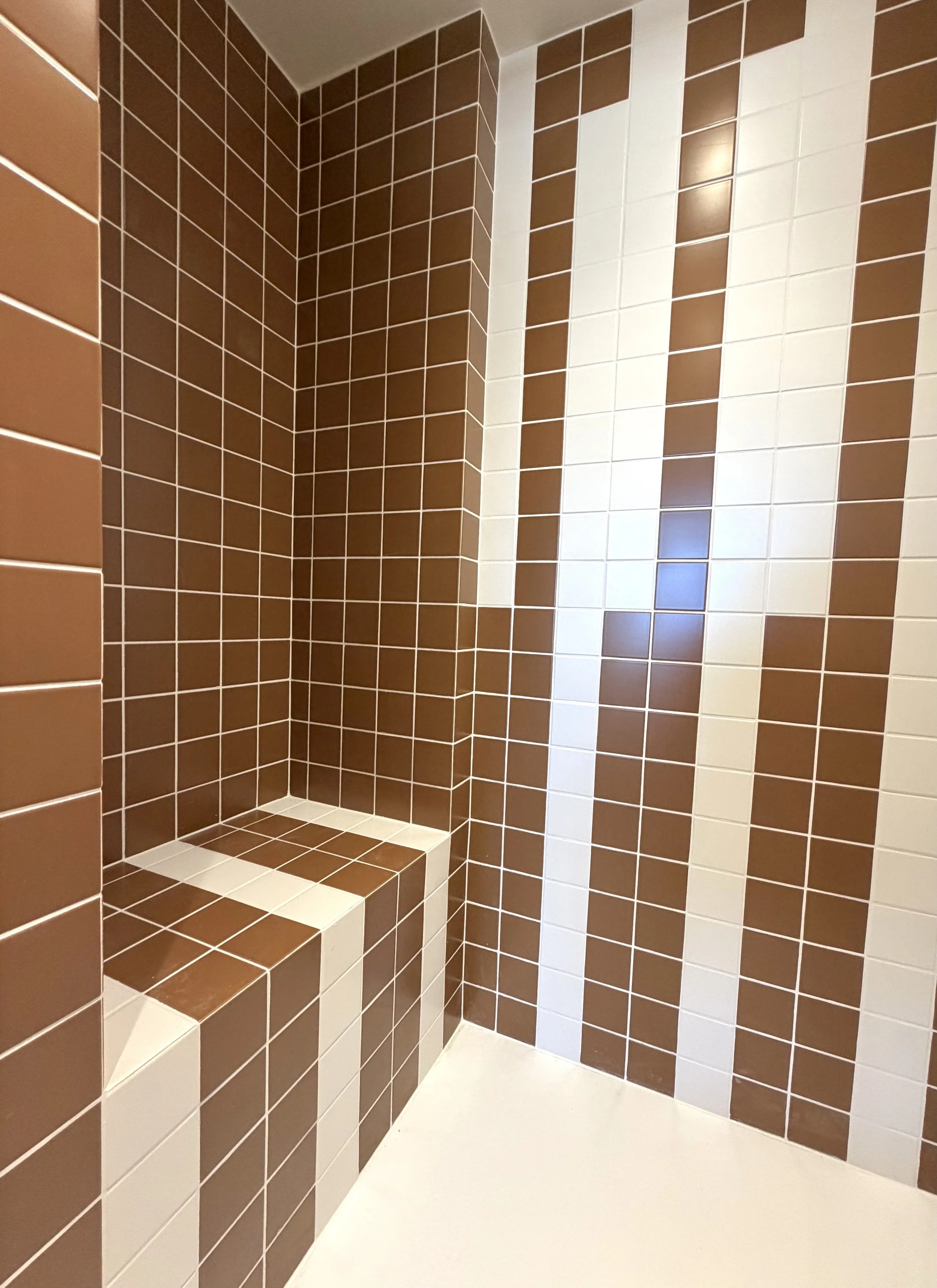 Salle de bain, douche avec banc carrelé.