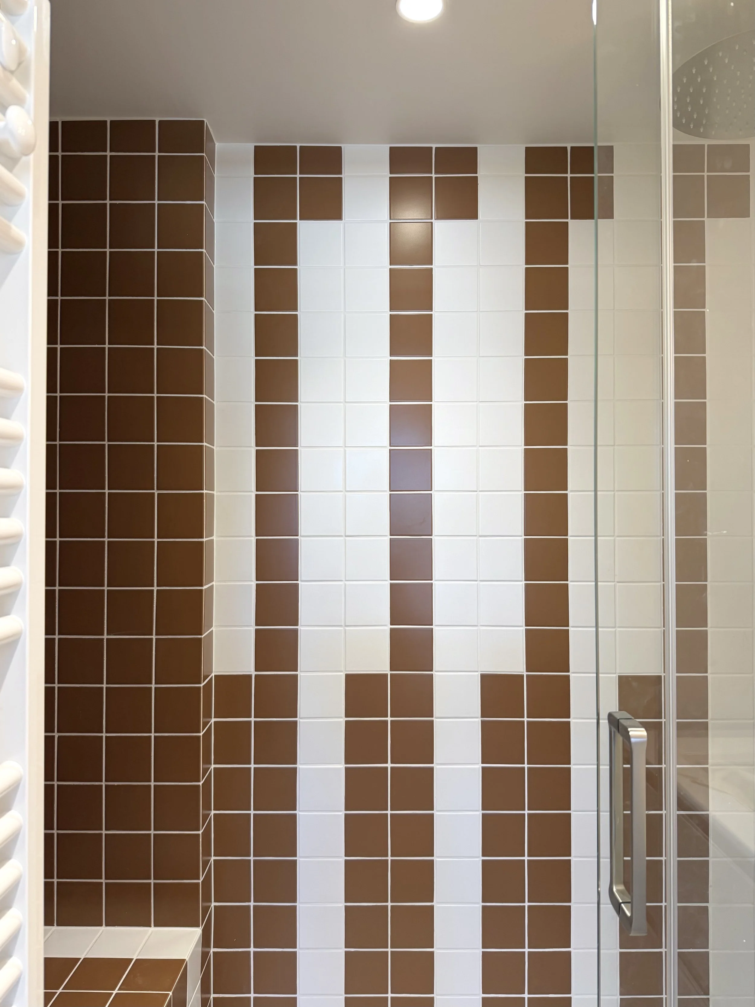 Salle de bain avec jeu graphique en carrelage Cesi blanc et caramello