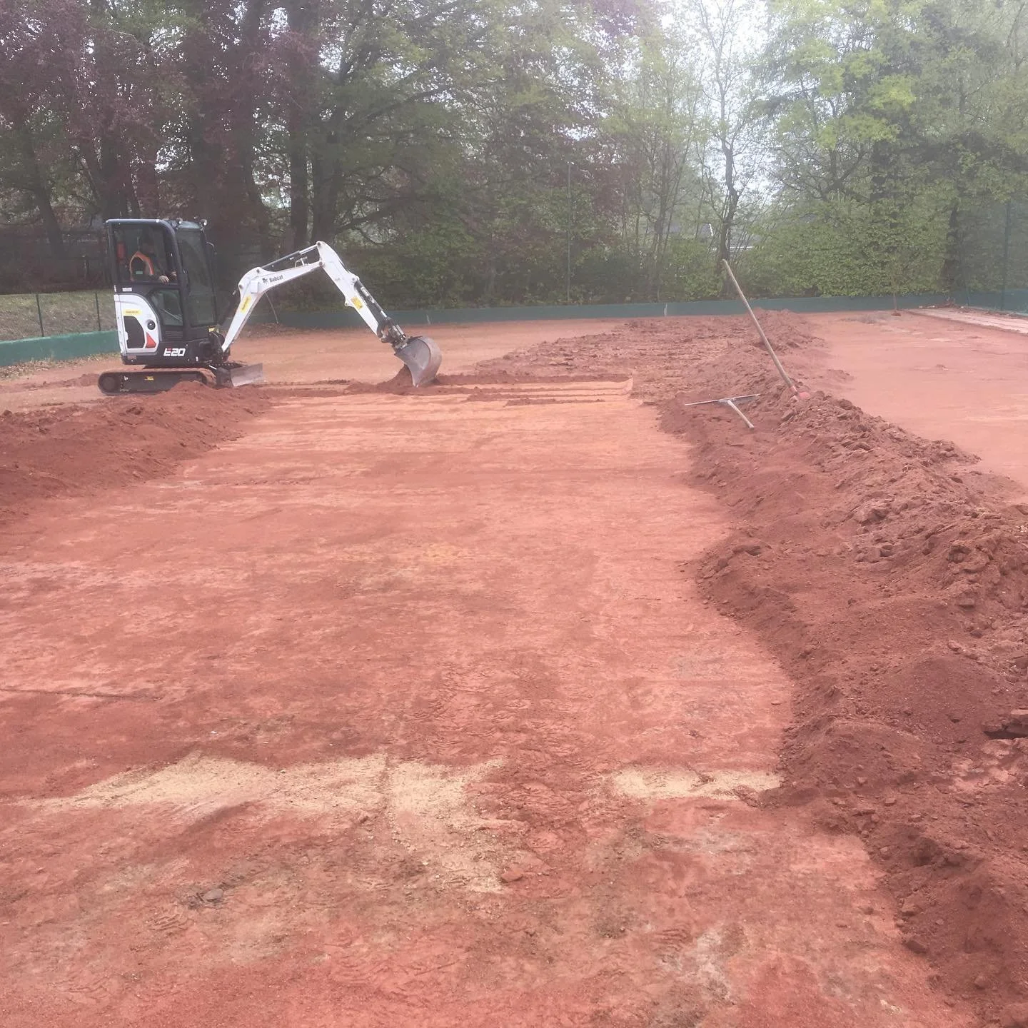 Schweden 🇸🇪 2019 #tennissverige  Grund&uuml;berholung von drei Tennispl&auml;tzen -neue dynamische Schicht - neue Deckschicht /Ziegelmehl - Tennislinienen -Tennispfosten - automatische Beregnung mit vier Regnern pro Tennisplatz #beddingestrand #ten