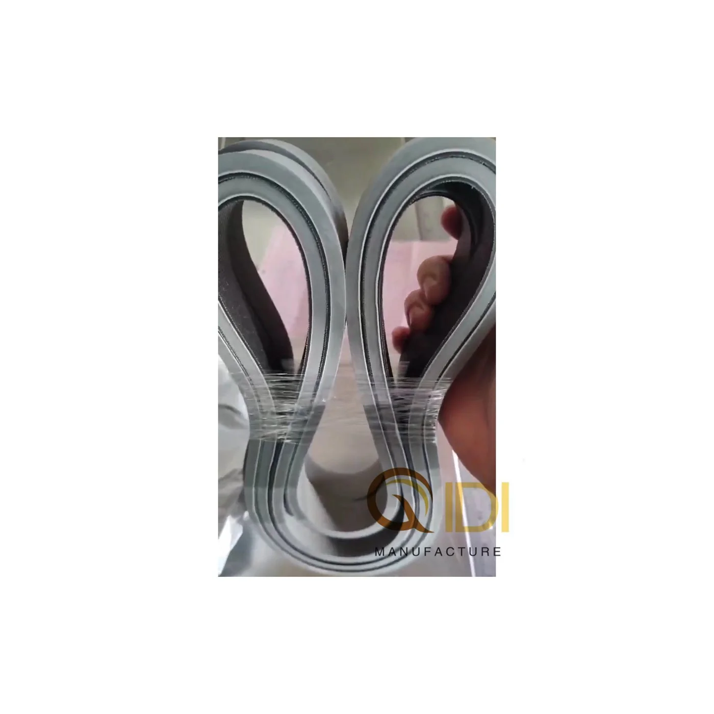 Virgin rubber flat conveyor belt for slitting machines and paper processing equipment