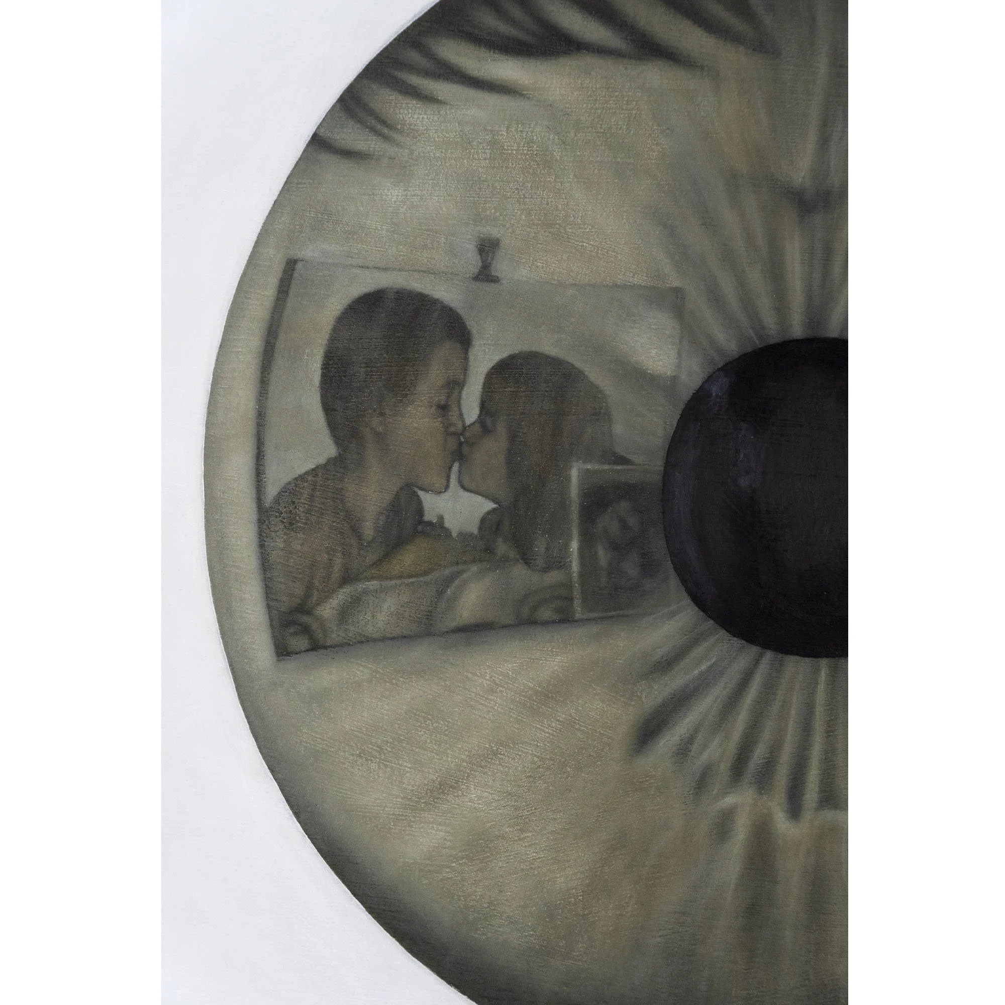 Stretta sulla fotografia d'infanzia riflessa nell'occhio nel quadro "La morte delle margherite" dell'artista italiano Manuel Capaccioli.