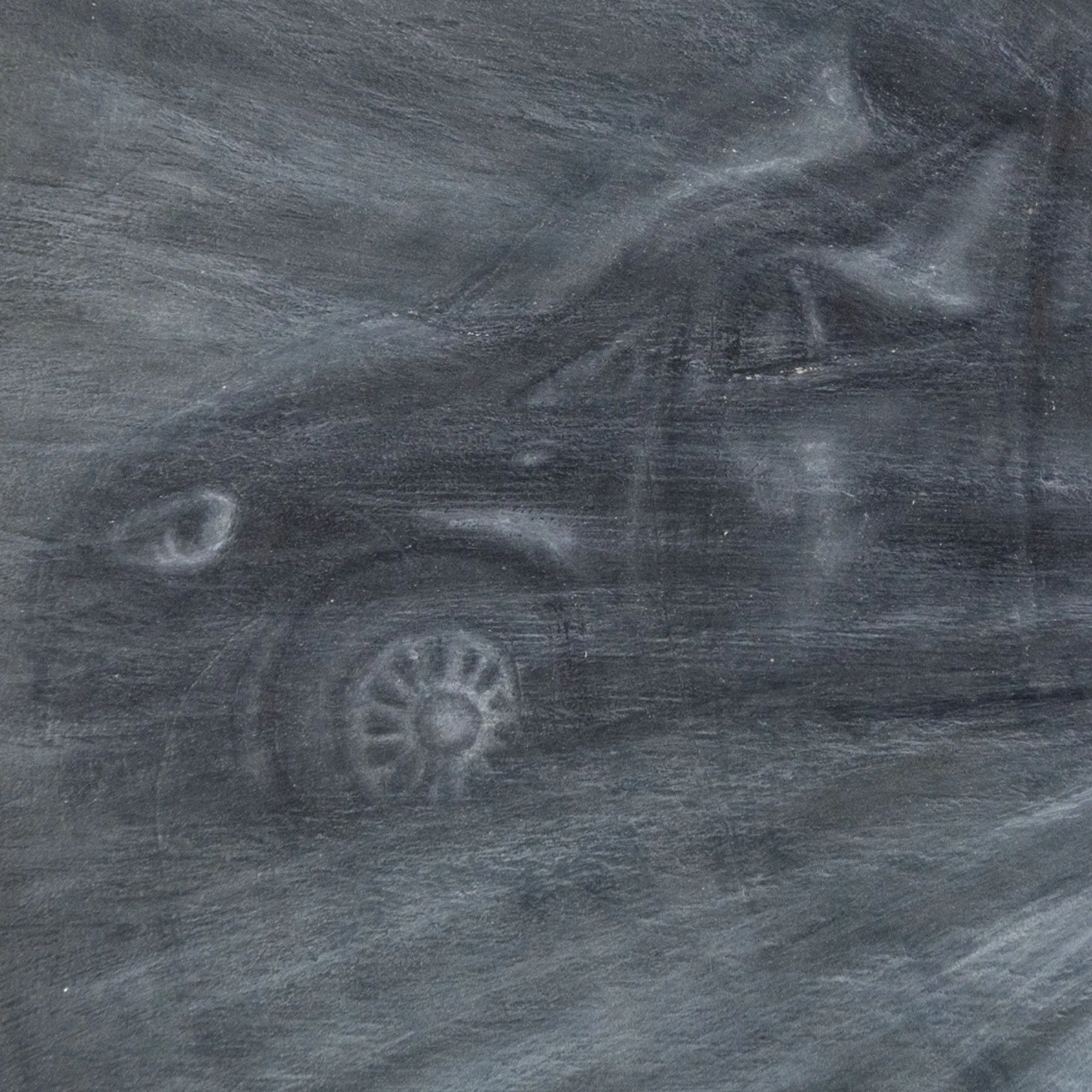 Zoom sull'automobile incidentata dipinta da Manuel Capaccioli nel quadro esistenzialista contemporaneo "La sfortuna del quadrifoglio".