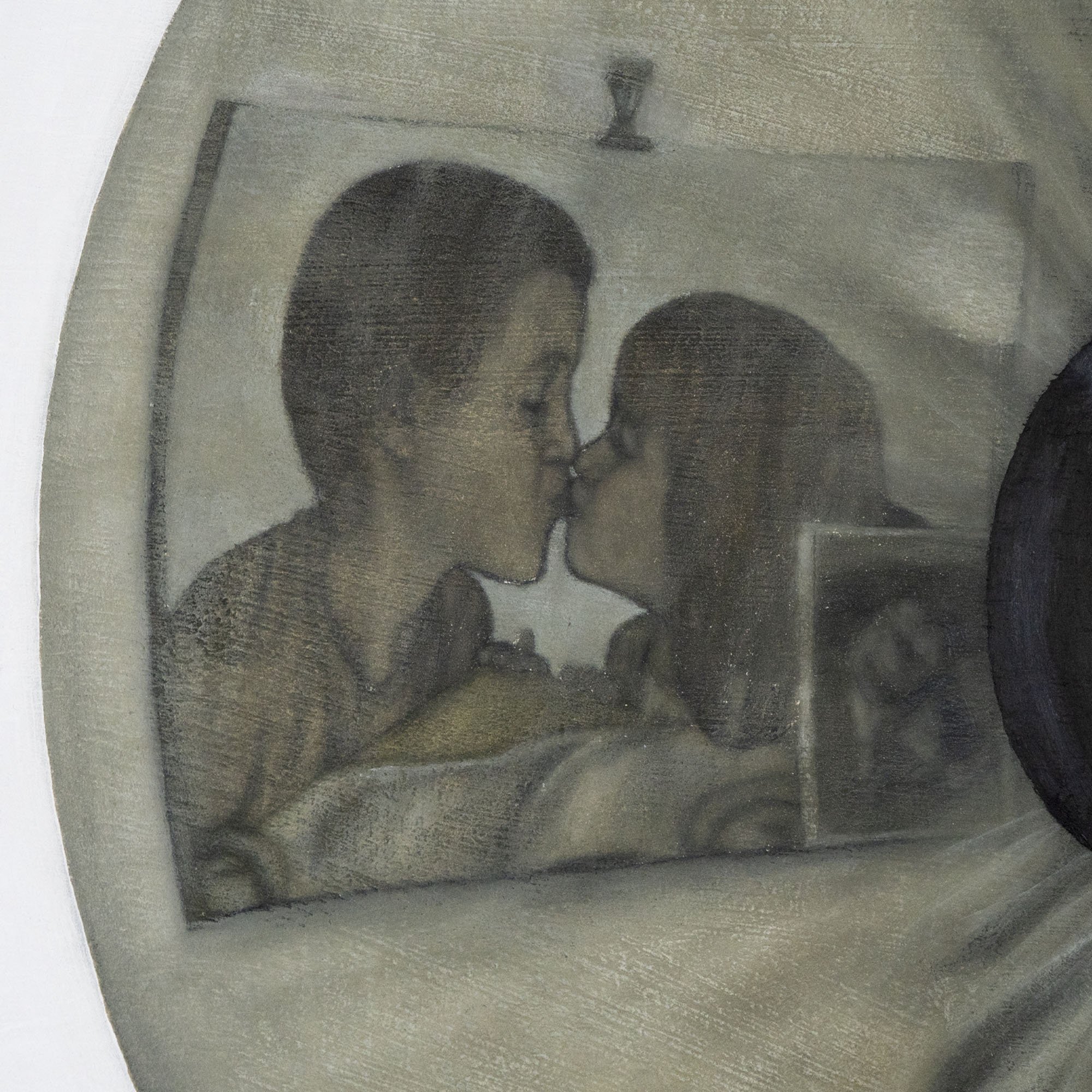 Zoom sui volti dei bambini nella fotografia riflessa nell'occhio nel quadro "La morte delle margherite" di Manuel Capaccioli.