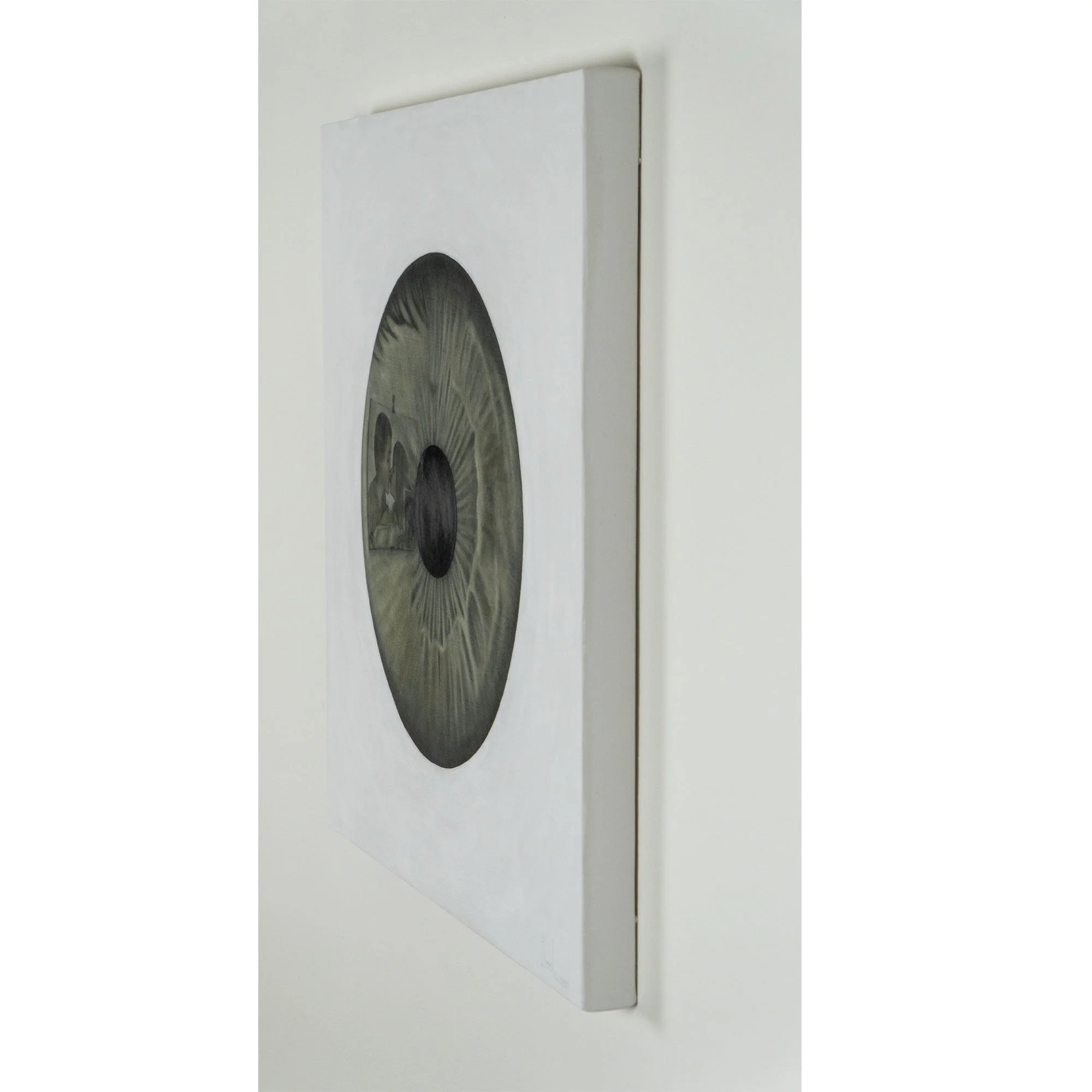 Dipinto "La morte delle margherite" di Manuel Capaccioli, vista da 3/4, appeso alla parete.