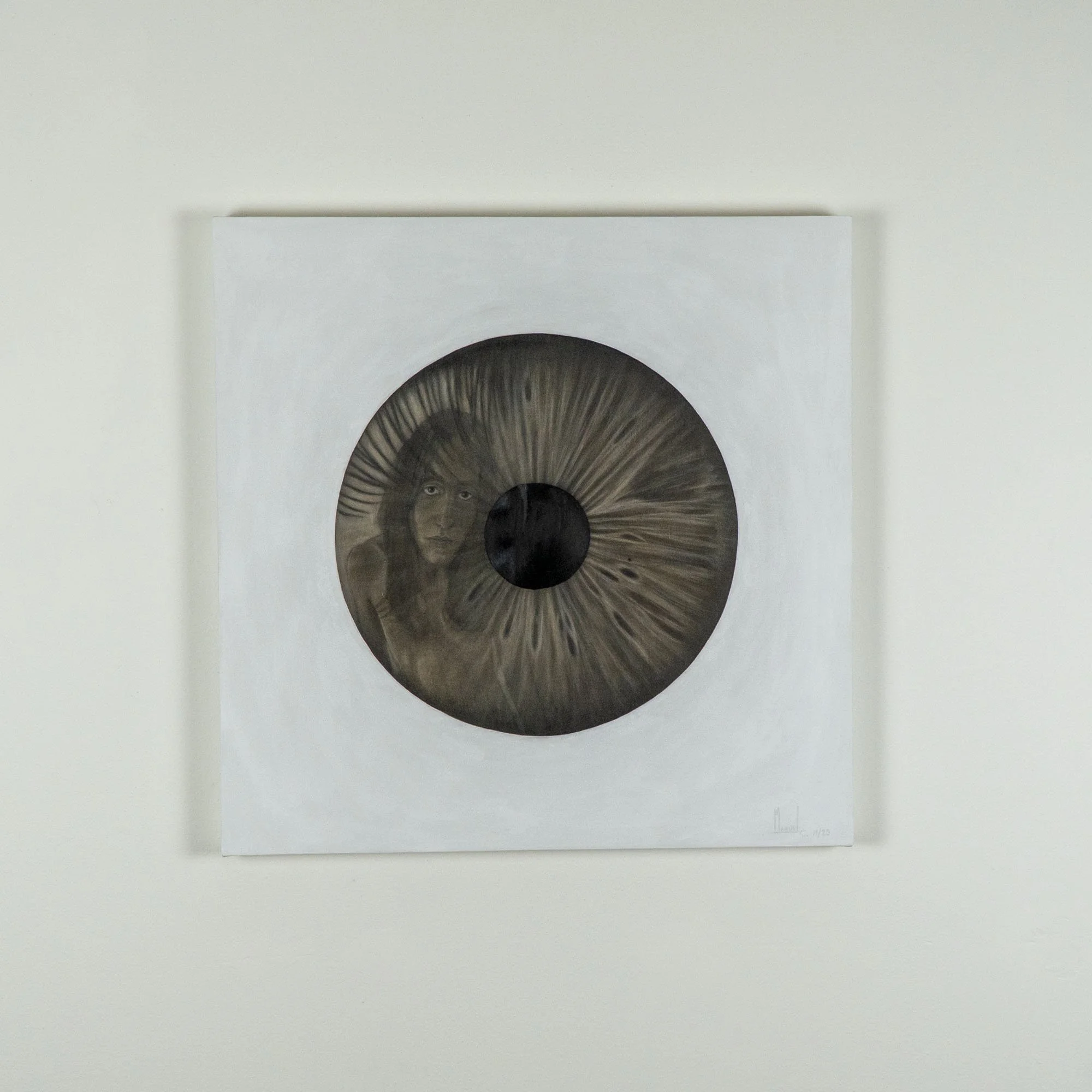 Il dipinto "Un intimo sconosciuto" del pittore italiano contemporaneo Manuel Capaccioli, appeso alla parete.