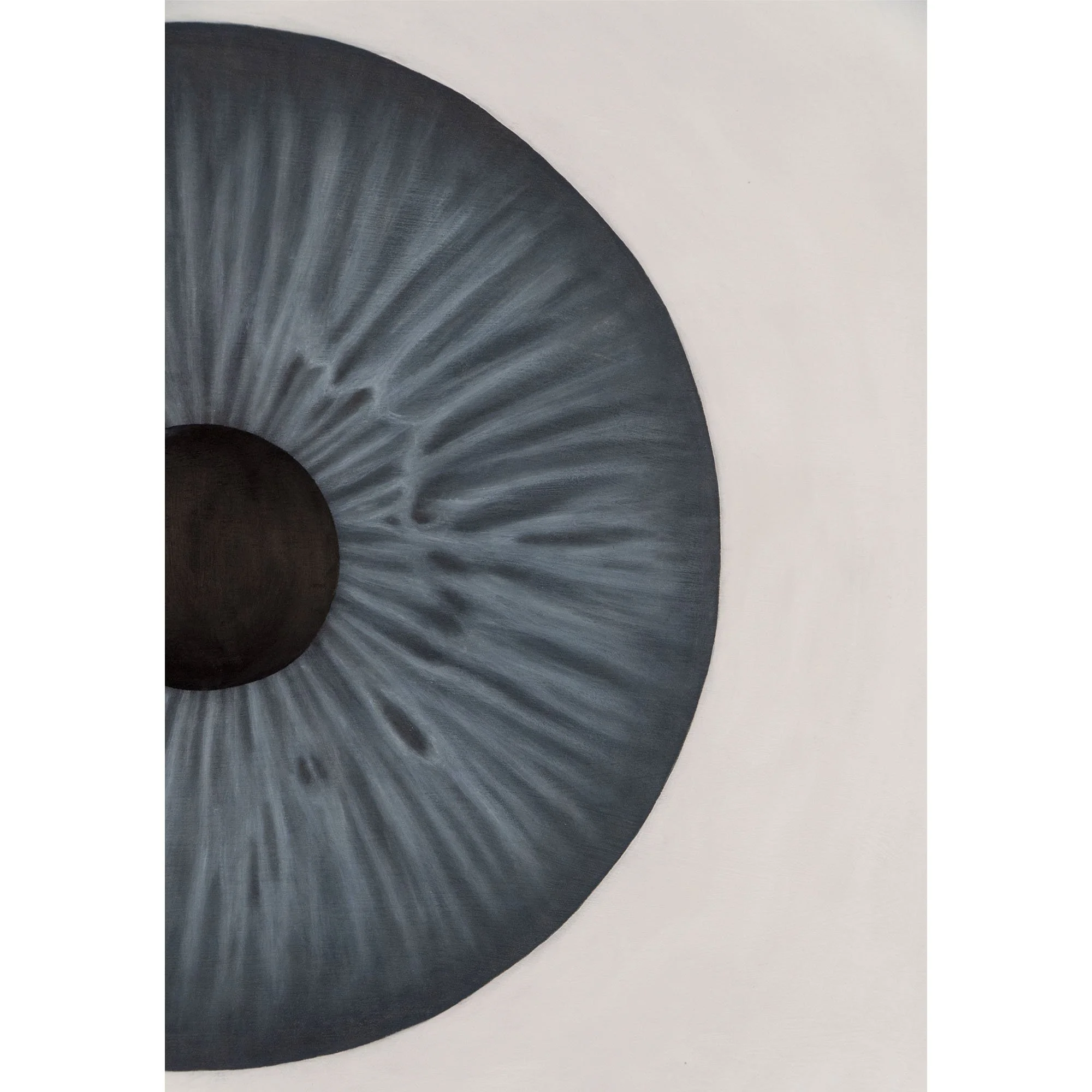 Dettaglio dell'iride dell'occhio blu su sfondo bianco del quadro figurativo "La sfortuna del quadrifoglio" di Manuel Capaccioli.