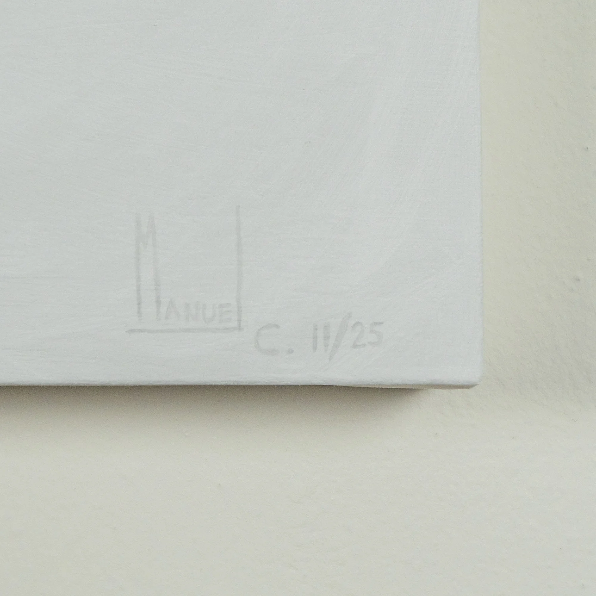 Dettaglio della firma dell'artista Manuel Capaccioli nel dipinto "L'appartamento", con data di realizzazione.