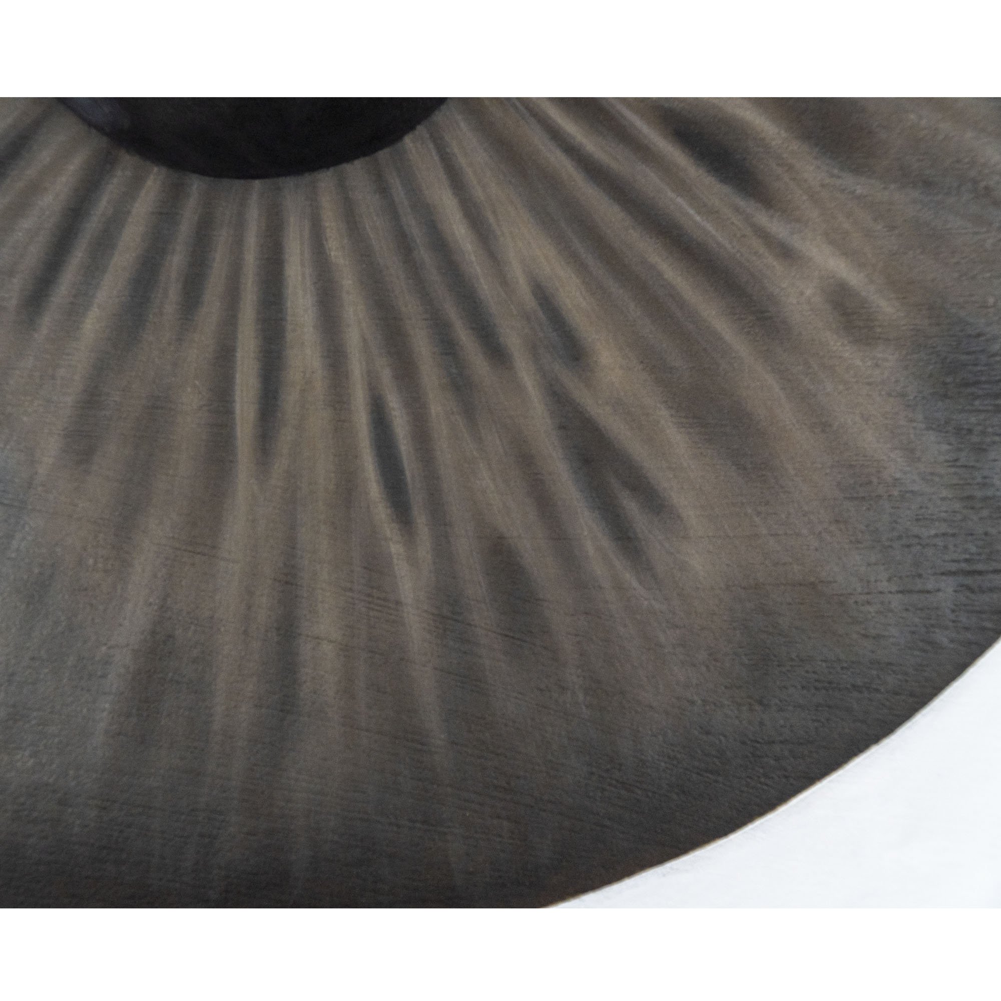 Dettaglio dell'iride dell'occhio dipinto nel quadro "Il mio bravo ragazzo" dall'artista italiano contemporaneo Manuel Capaccioli.