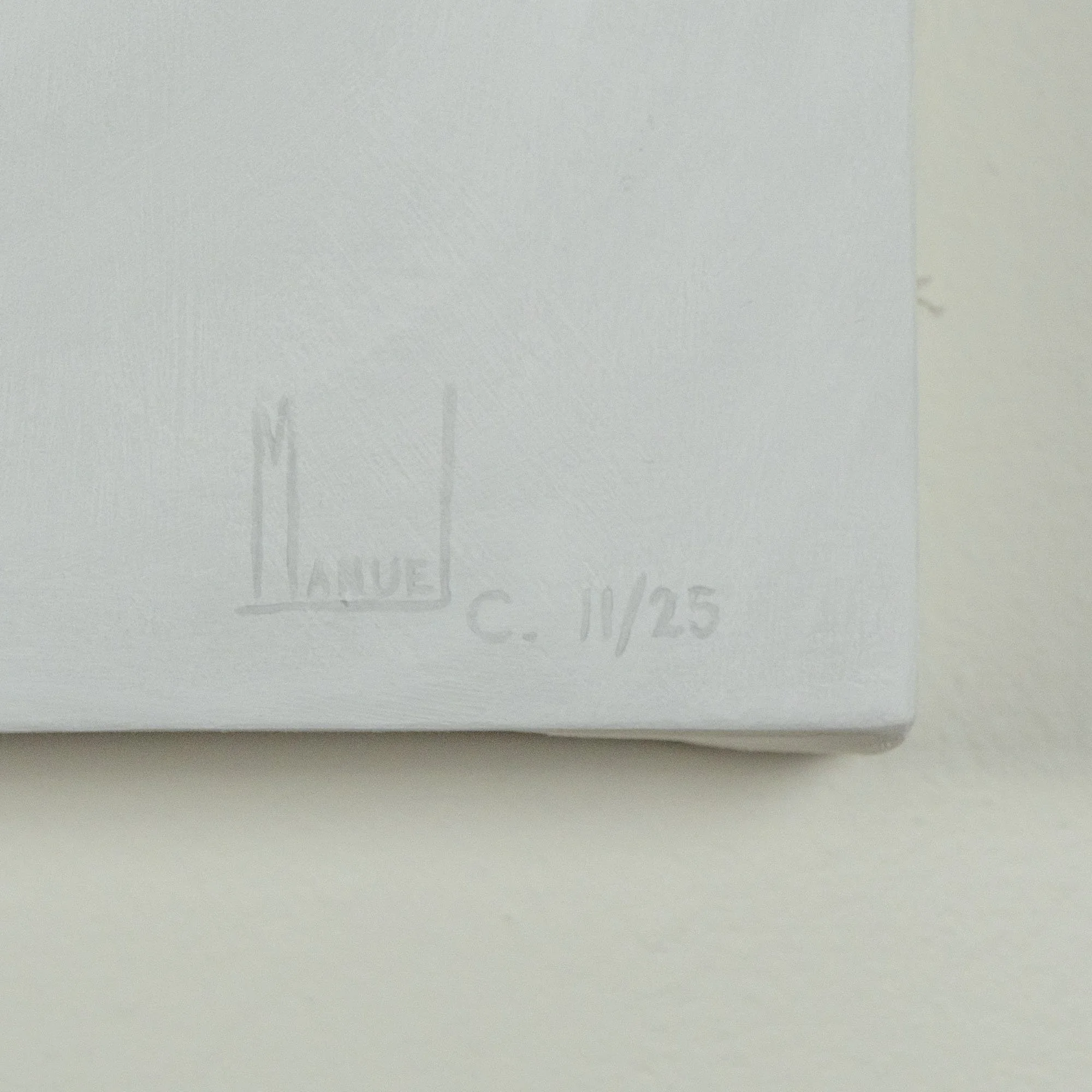 Dettaglio della firma dell'artista Manuel Capaccioli nel quadro "Un intimo sconosciuto", con data di realizzazione.