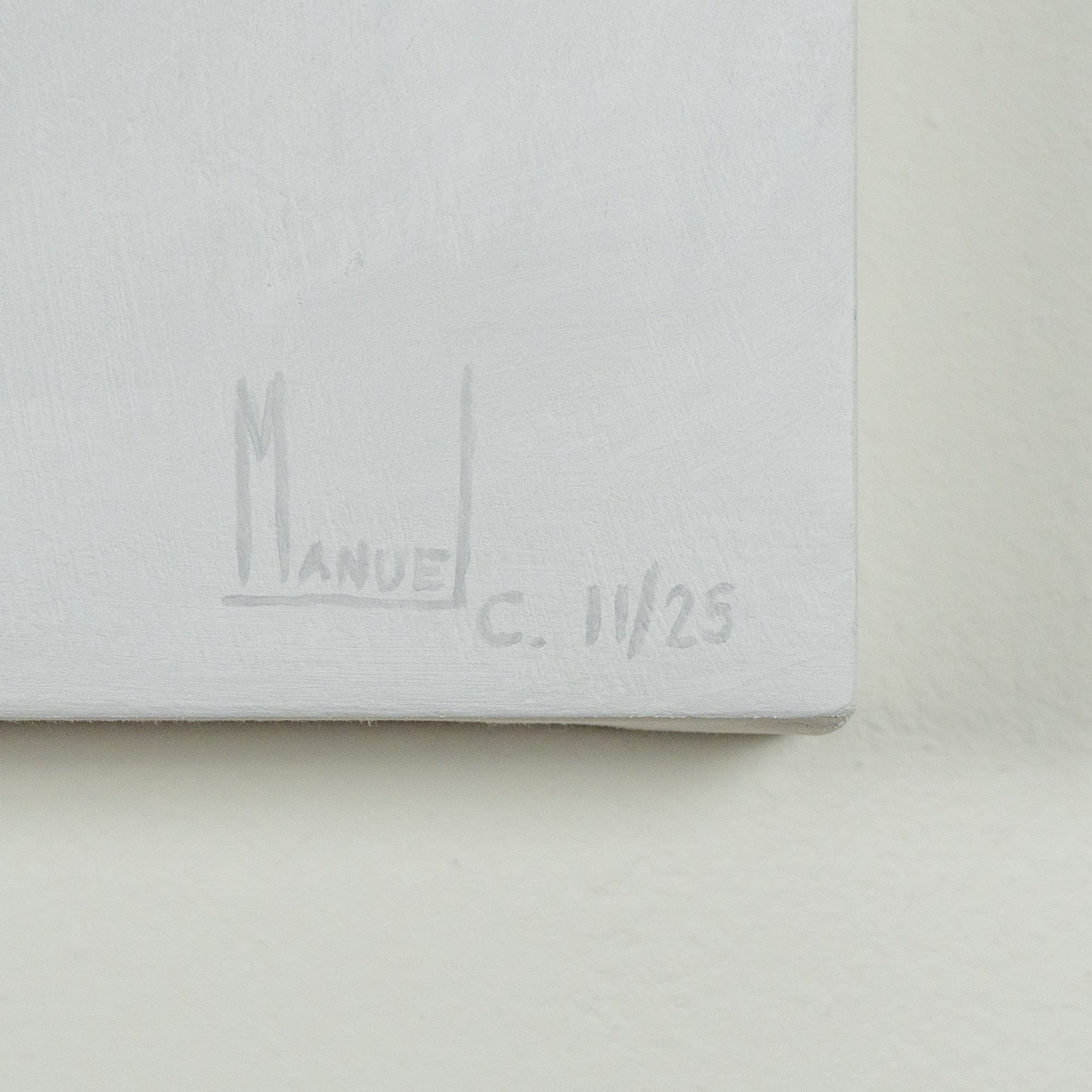 Dettaglio della firma dell'artista Manuel Capaccioli, con data di realizzazione, nel quadro "Lingua lunga".