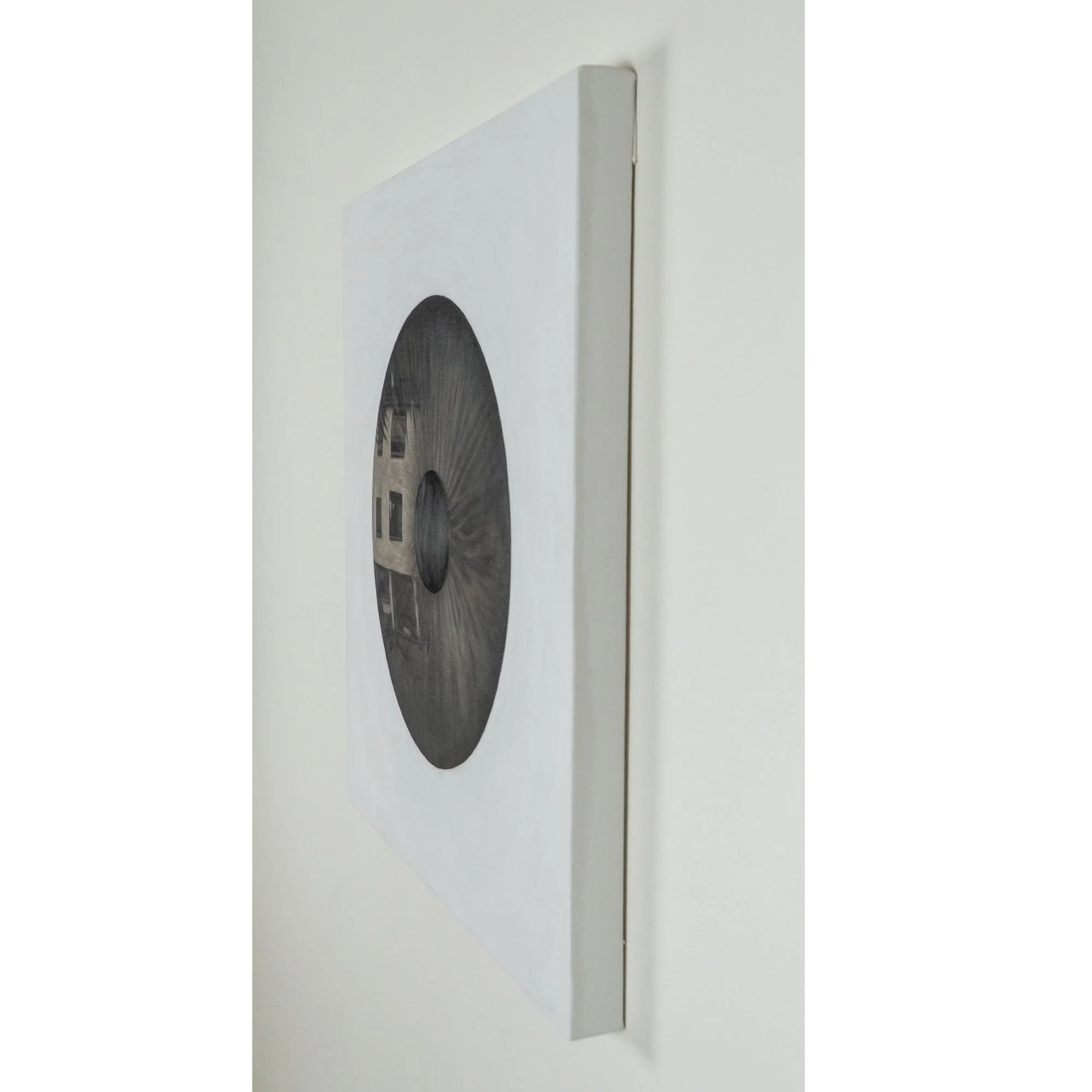 Vista di 3/4 del quadro "L'appartamento" di Manuel Capaccioli, appeso alla parete.