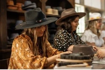 suzammen arbeit von frauen beim hut selbst machen