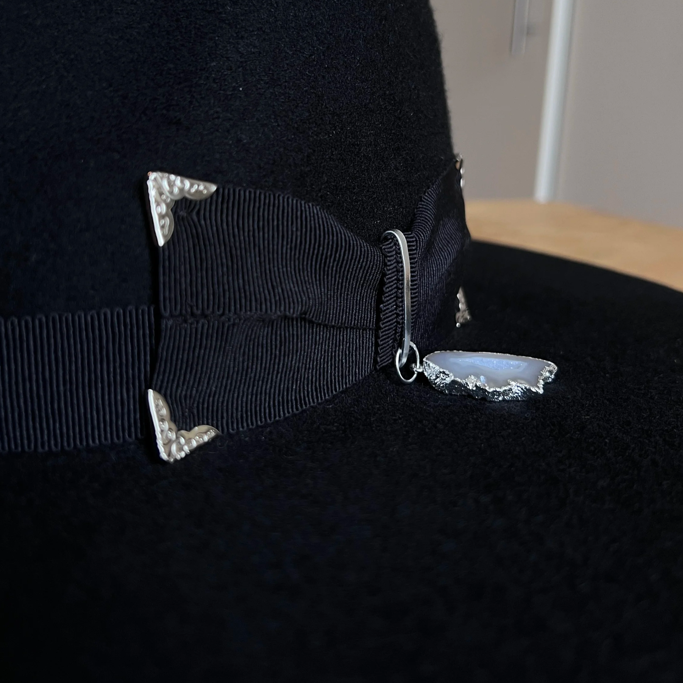 Handcrafted Tihu Dala hat in deep black felt – pure elegance, strength and balance.