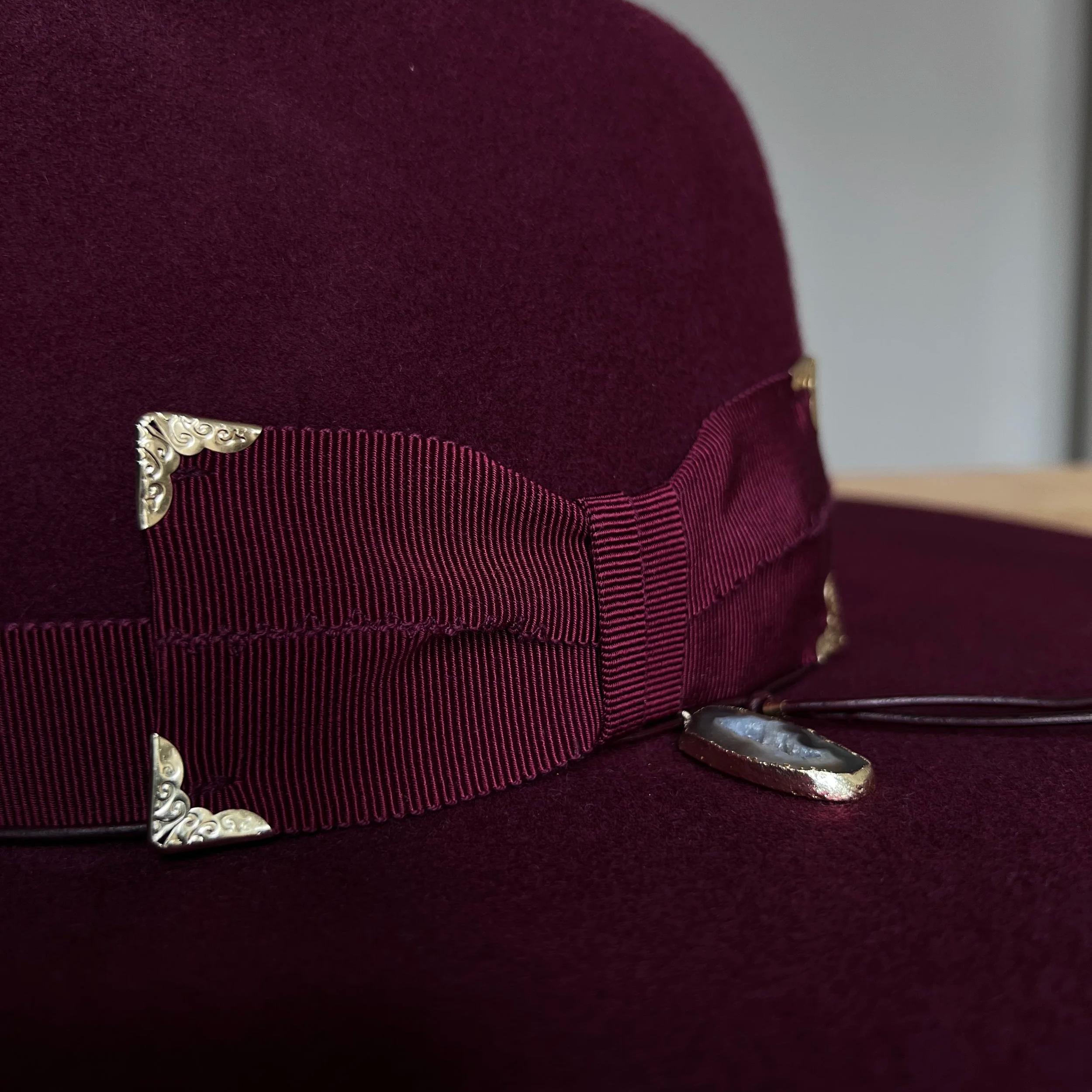 Bordeauxroter Filzhut für Damen und Herren, handgefertigt in Deutschland von Tihu.