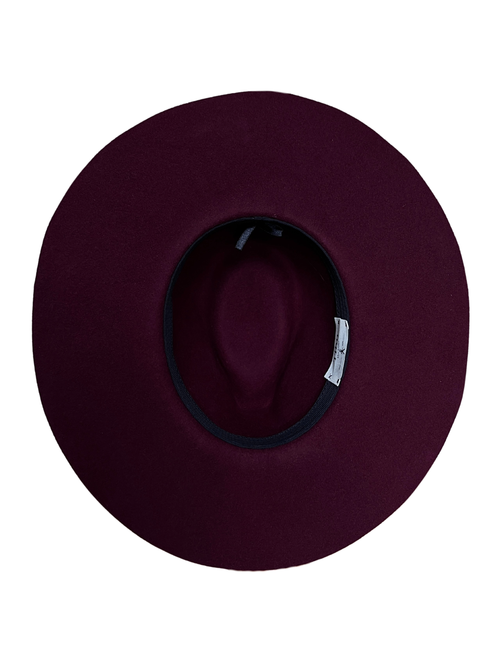 Handgemachter Filzhut in Bordeaux mit breiter Krempe, Ripsband und Metallelementen von Tihu