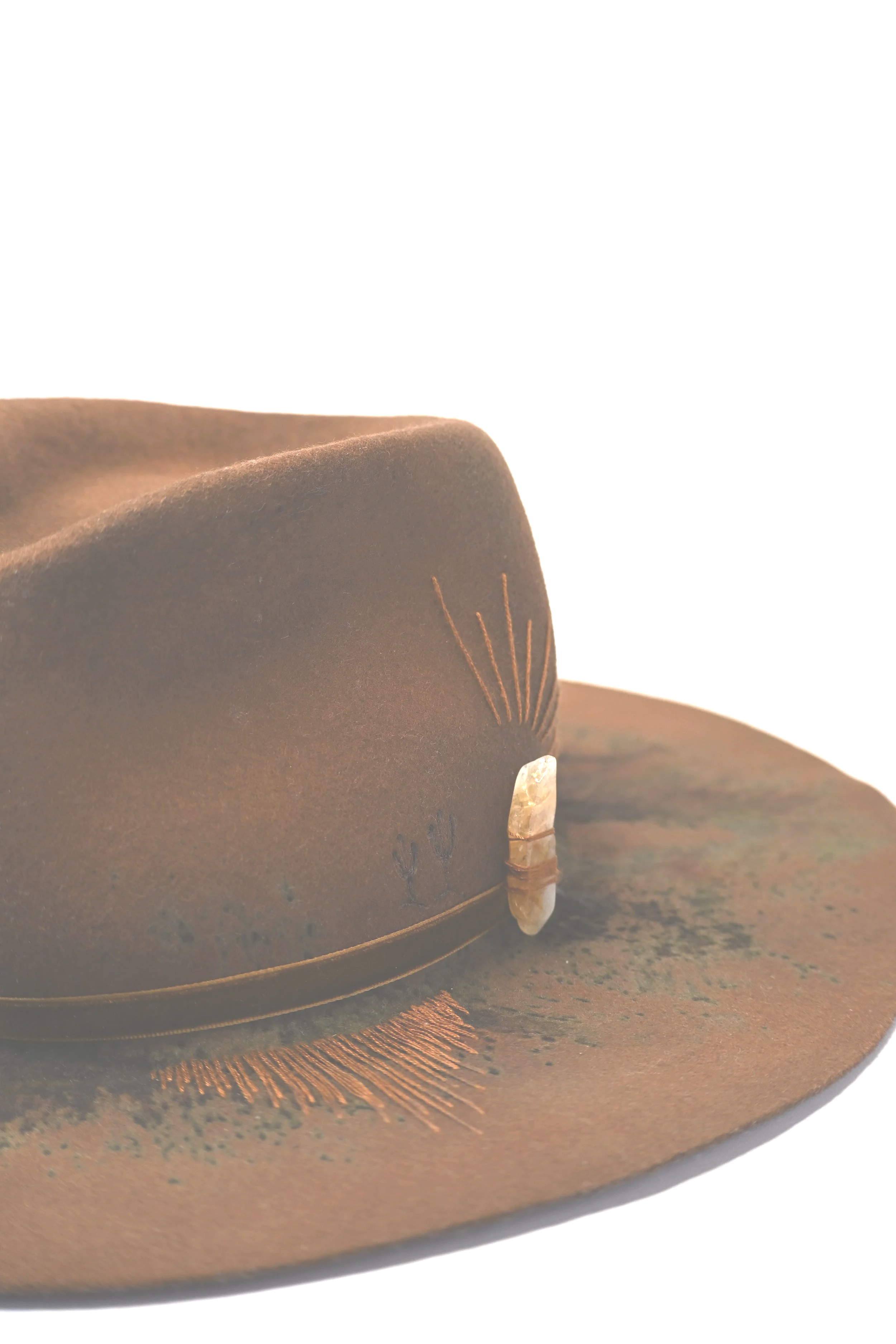 Brauner Cowboyhut aus hochwertigem Wollfilz mit dekorativen Stickereien und Perlmuttanhänger. Western-inspirierter Stil, handgefertigt und perfekt für Abenteuer im Alltag.