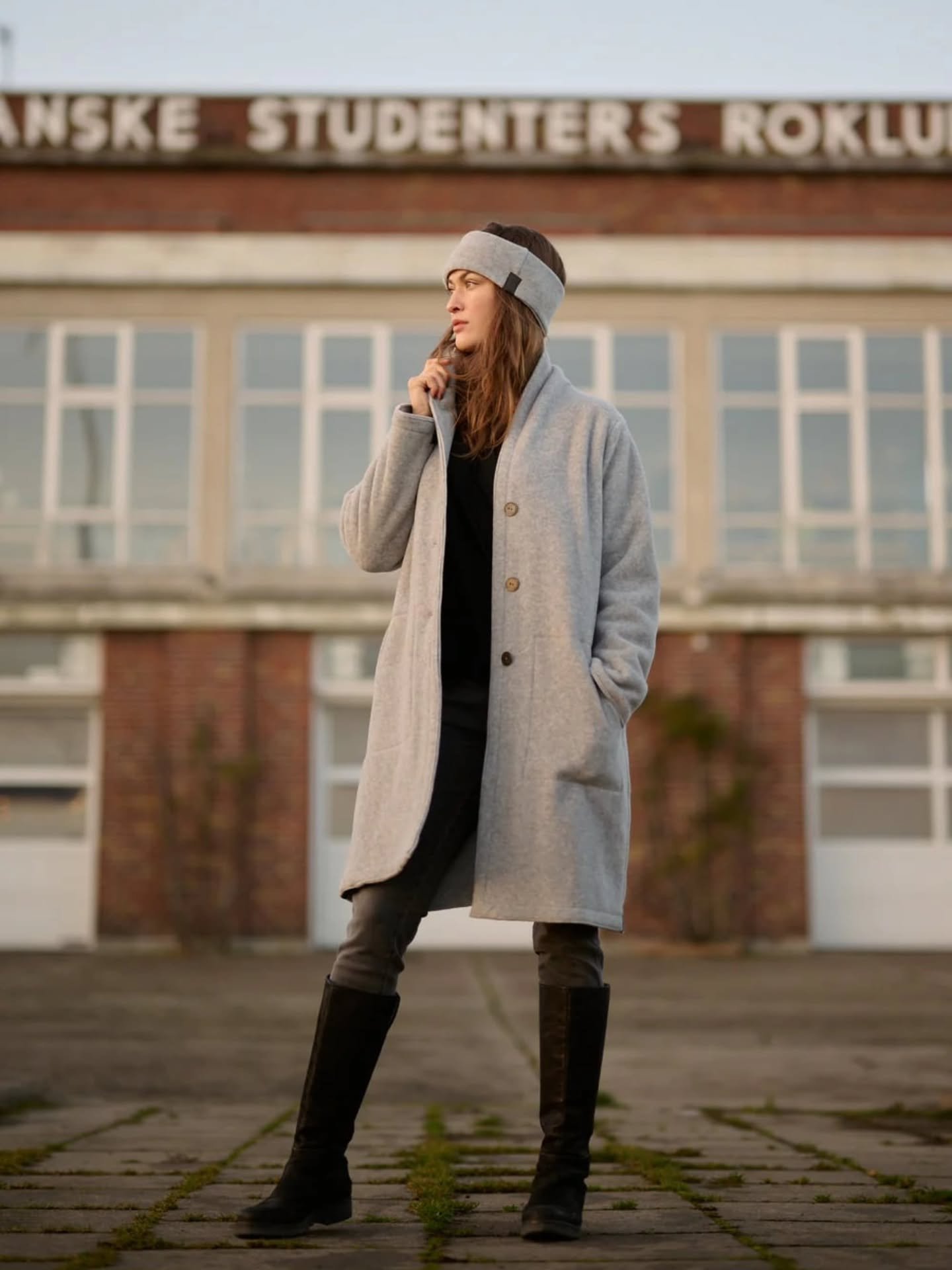 Stonowane kolory, miękkie materiały i prosta elegancja &mdash; właśnie tak wygląda zimowy minimalizm od @hscph_ Steffensen. 🤍

Szary płaszcz w połączeniu z klasycznymi czarnymi dodatkami tworzy ponadczasowy look, idealny na spokojny spacer po mieści