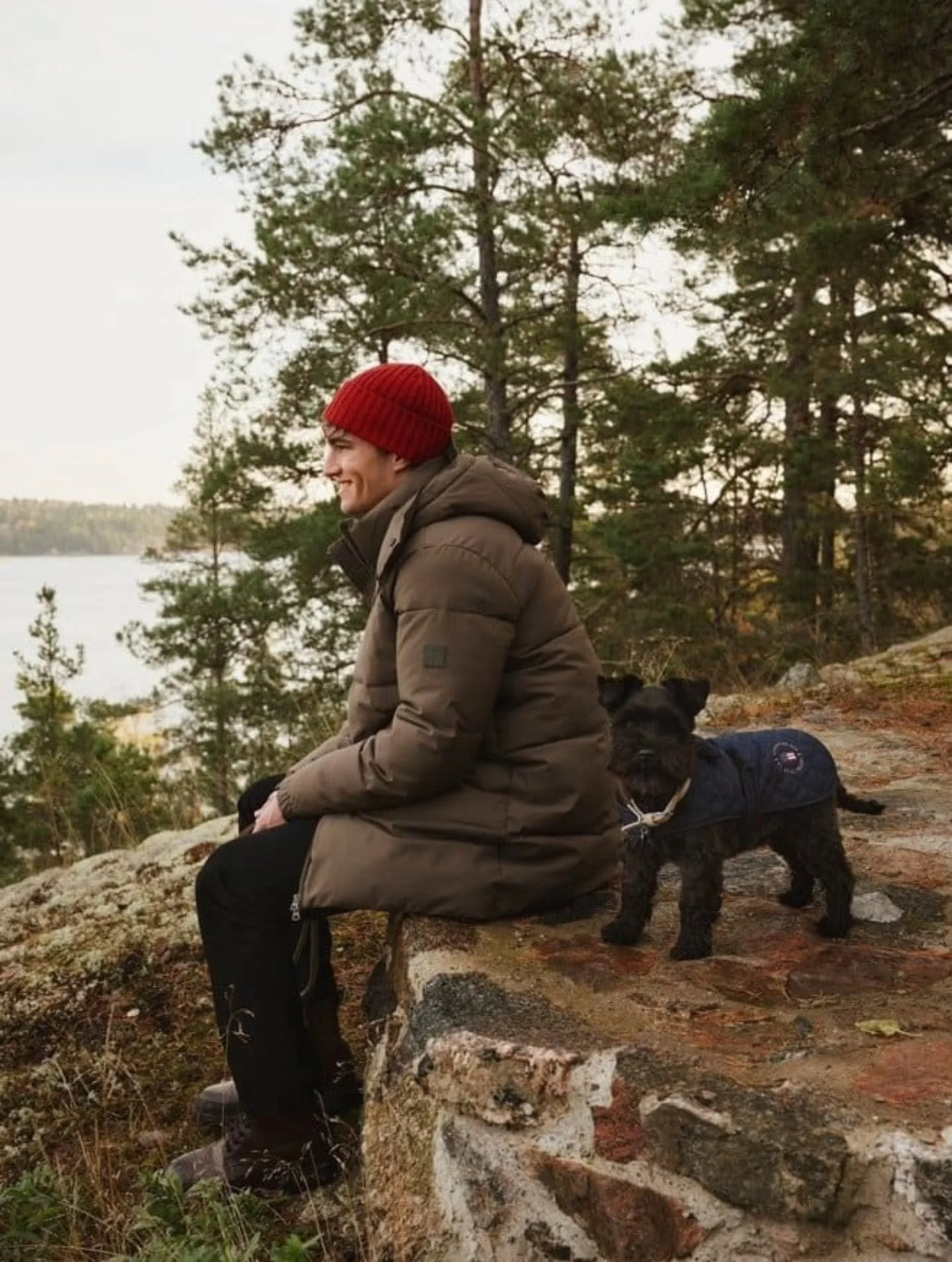Spacer wśr&oacute;d drzew, widok na jezioro i ten moment, kiedy ciepła, dobrze skrojona kurtka robi całą robotę.Męska moda to nie tylko styl &mdash; to także komfort, funkcjonalność i jakość, kt&oacute;ra zostaje na lata.
Tutaj klasyczna, pikowana pa