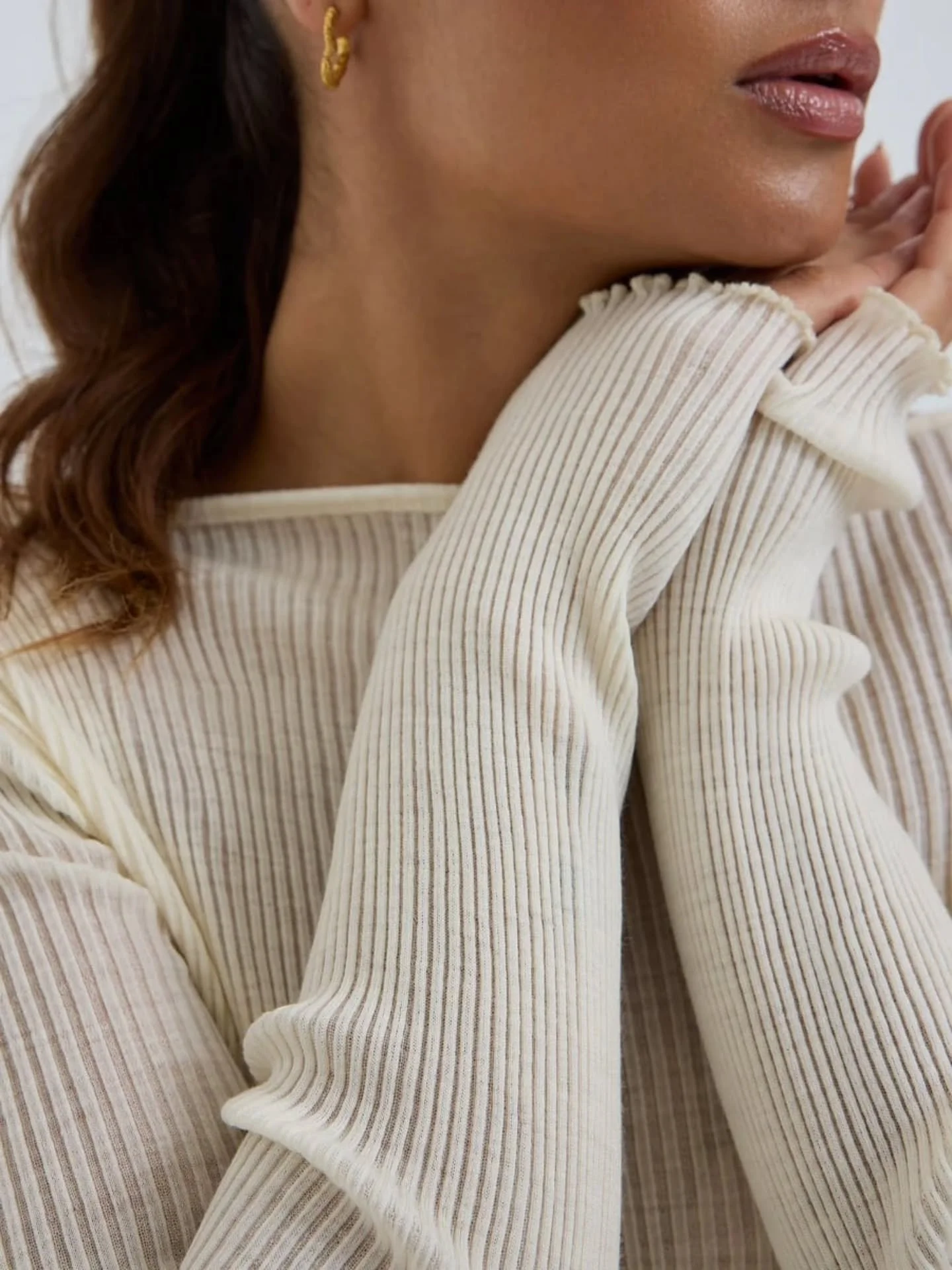 Minimalizm, elegancja i najwyższa jakość ✨

Kolekcja Elegante od @seamlessbasic z miękkiej i oddychającej wełny merynos&oacute;w🤍. 
Delikatne prążkowanie, subtelny dekolt i kobiece wykończenia tworzą ponadczasowy look pełen lekkości.🤍✨

#seamlessba