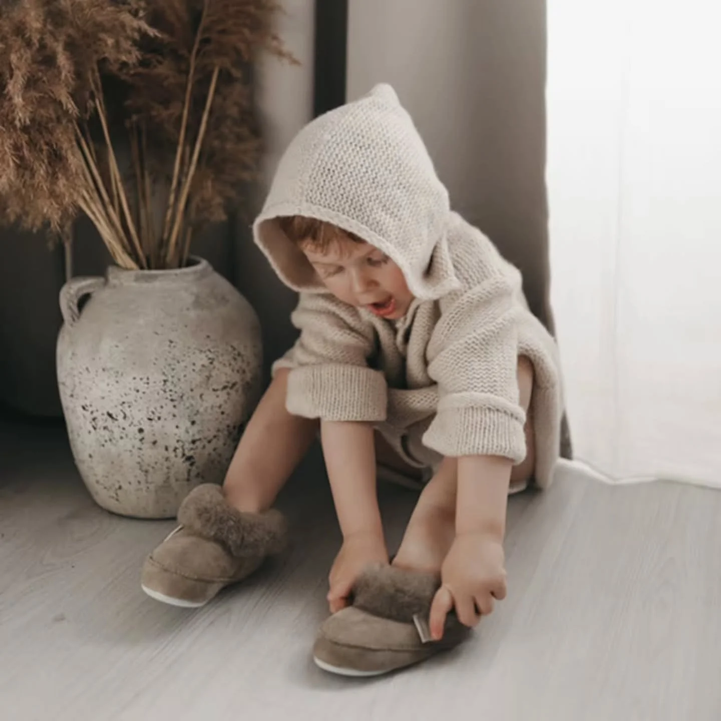 Małe st&oacute;pki, wielka frajda 👣😄
@shepherdofsweden to cała gromada dziecięcych bucik&oacute;w, kapci  z prawdziwej owczej sk&oacute;ry i wełny &mdash; miękkie, ciepłe i gotowe na każdą zabawę. Idealne dla aktywnych maluch&oacute;w i tych całkie