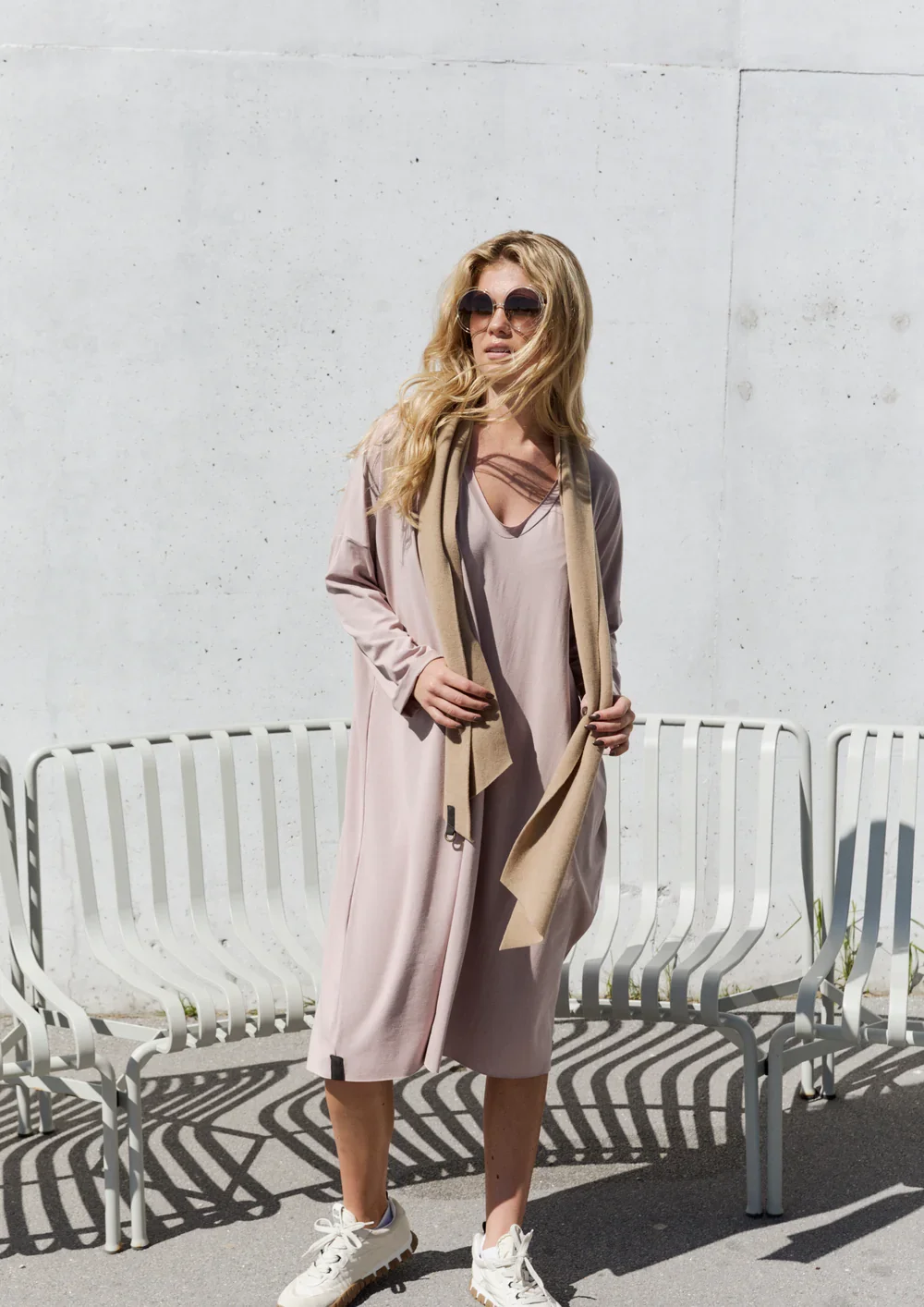DRESS_OVERSIZE_-_98043-KJOLER-98043-NUDE_401-3.webp