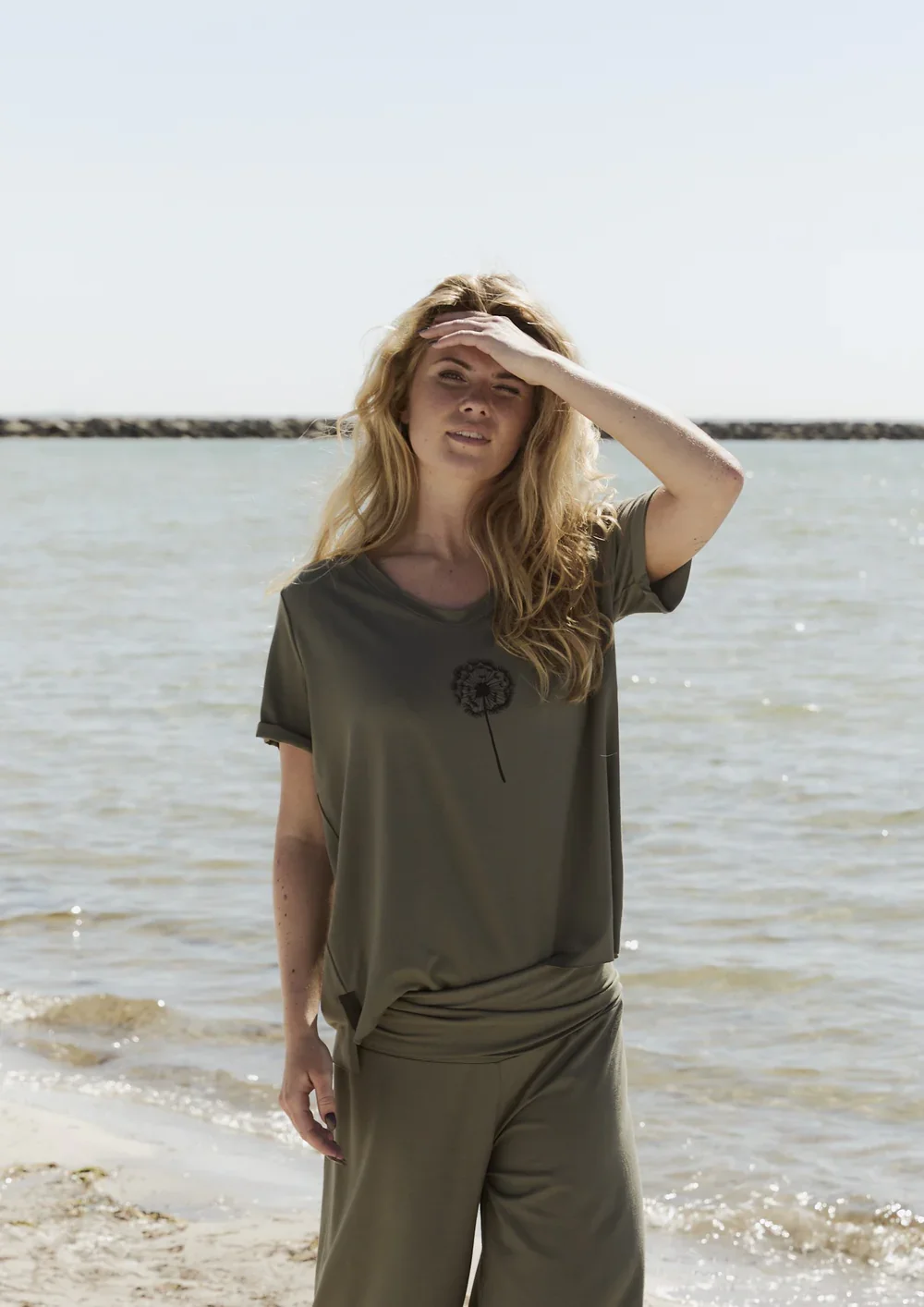 V-NECK_TEE_-_96105_FLOWER-T-SHIRTS-96105_FLOWER-DUSTY_GREEN_609-2.webp