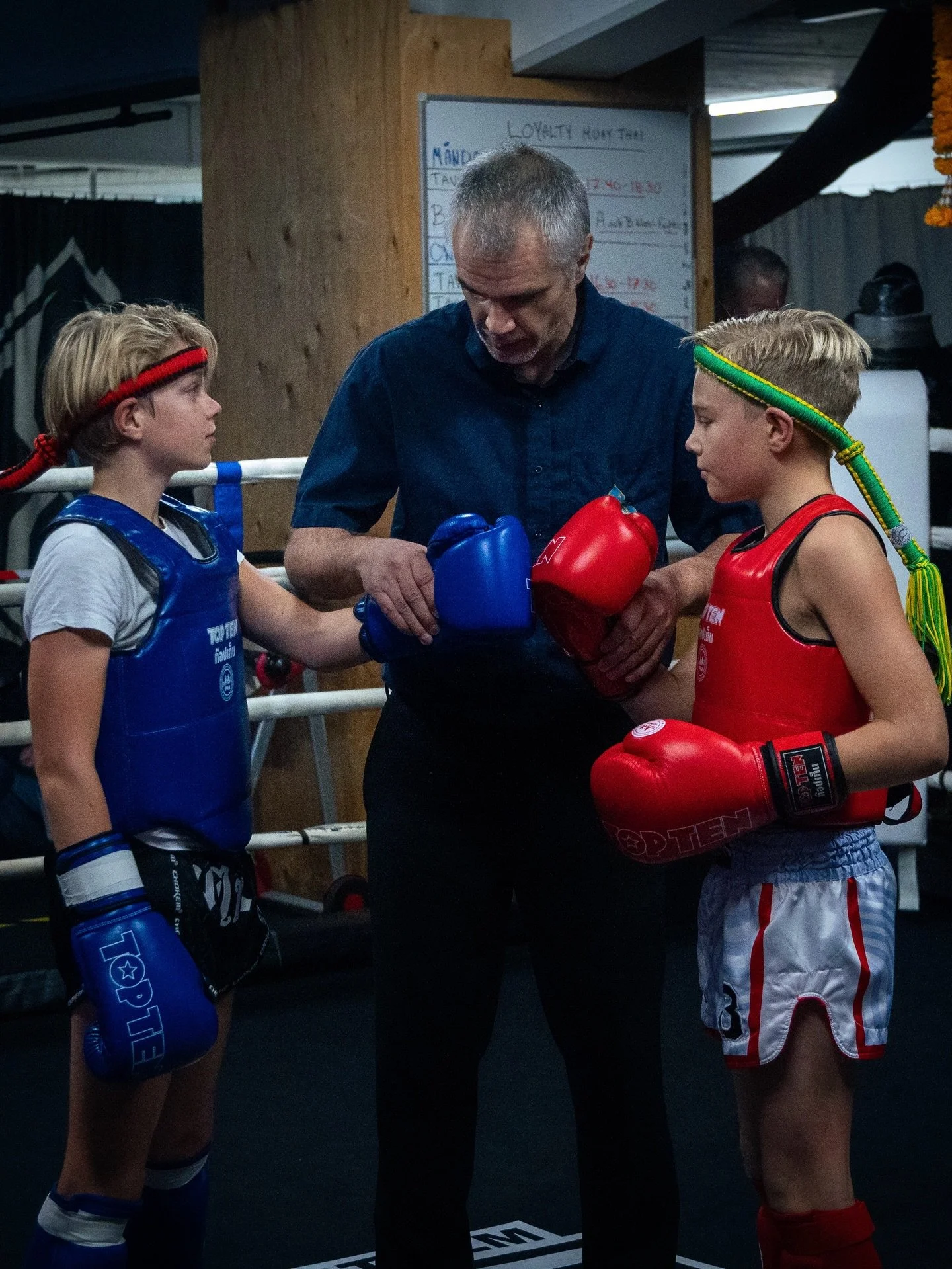 Mindre viktklasser betyder inte mindre action.
Tv&auml;rtom. 🔥
Juniorerna bj&ouml;d p&aring; tempo, teknik och riktig fighting.
Det h&auml;r vill du se live.
Vi ses p&aring; LOYALTY Fights 2.
📷 @filizdemirbek 
#v&auml;rldensb&auml;stafotograf