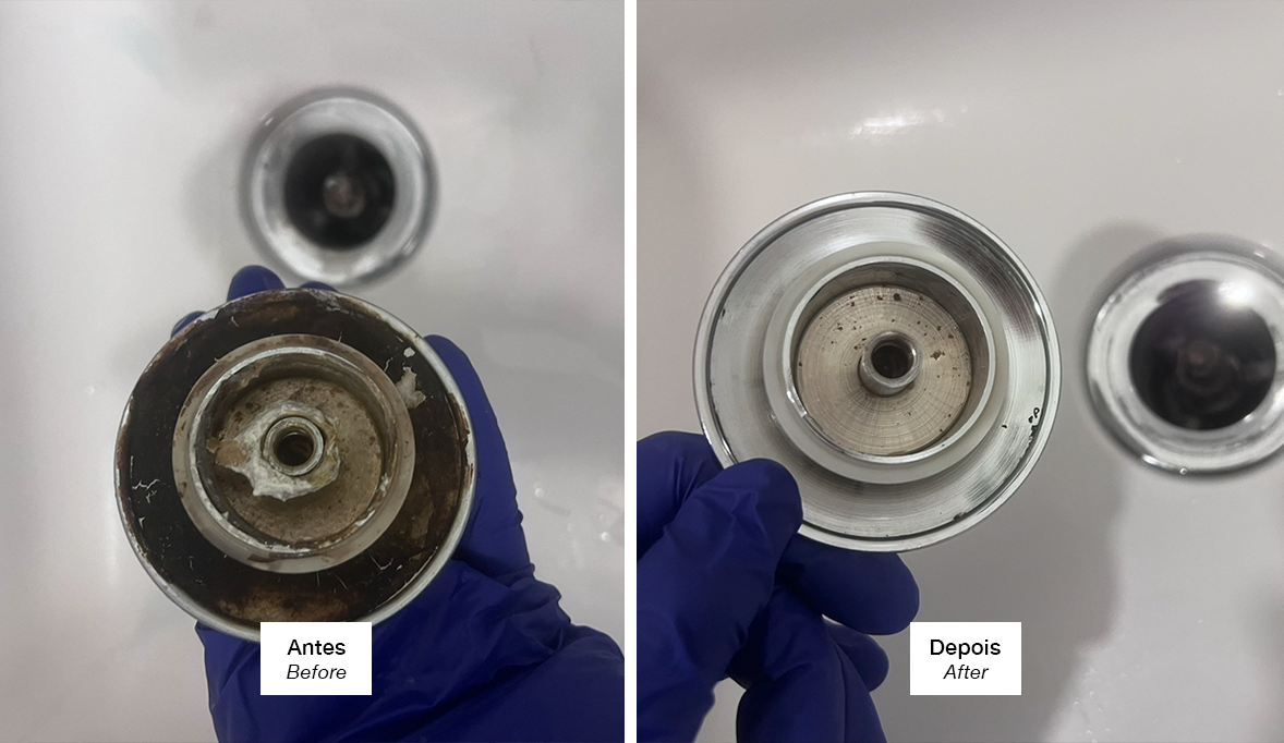 Teto de cômodo antes e depois da limpeza pela Empreguet's Cleaning, mostrando remoção de mofo e superfície limpa. | Room ceiling before and after cleaning by Empreguet's Cleaning, showing mold removal and clean surface.