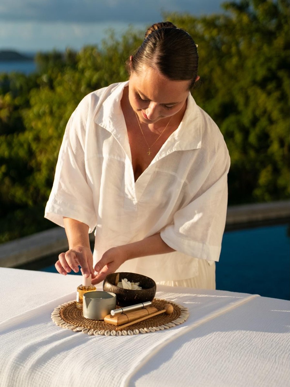 Avant chaque massage, je prends un instant pour me rendre pleinement pr&eacute;sente.
C&rsquo;est dans cette pr&eacute;sence que l&rsquo;intention du soin prend naissance. 💭

📸 @pixelscreationsbh