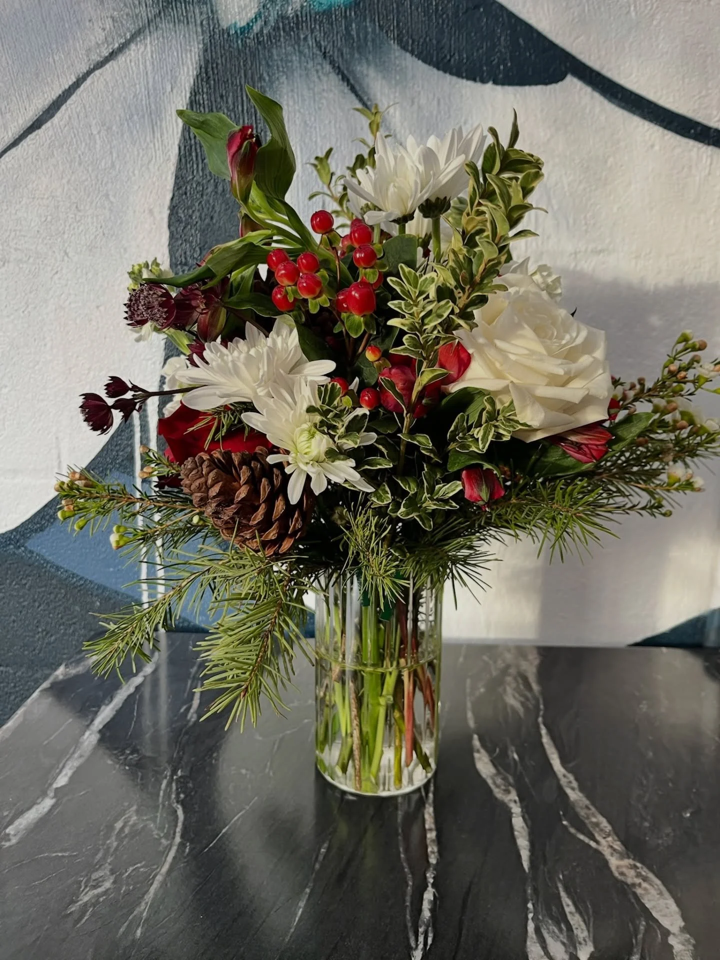 A class arrangement were still obsessed with 💕💕 buuuuut we&rsquo;re ready for the spring tones! Will you be at one of our spring classes??

#dcevent #dcthingstodo #girlsnight #floraldesign #workshop