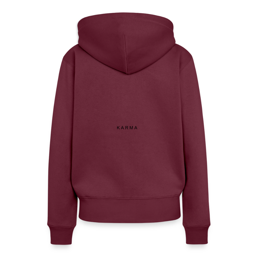 Bordeauxrød hoodie med teksten 'KARMA' på bagsiden, set bagfra.