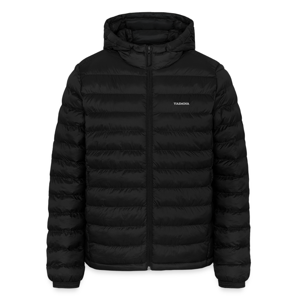 Sort jakke med hætte og lynlås, 'Yasmina' skrevet på venstre bryst, pufferet design.