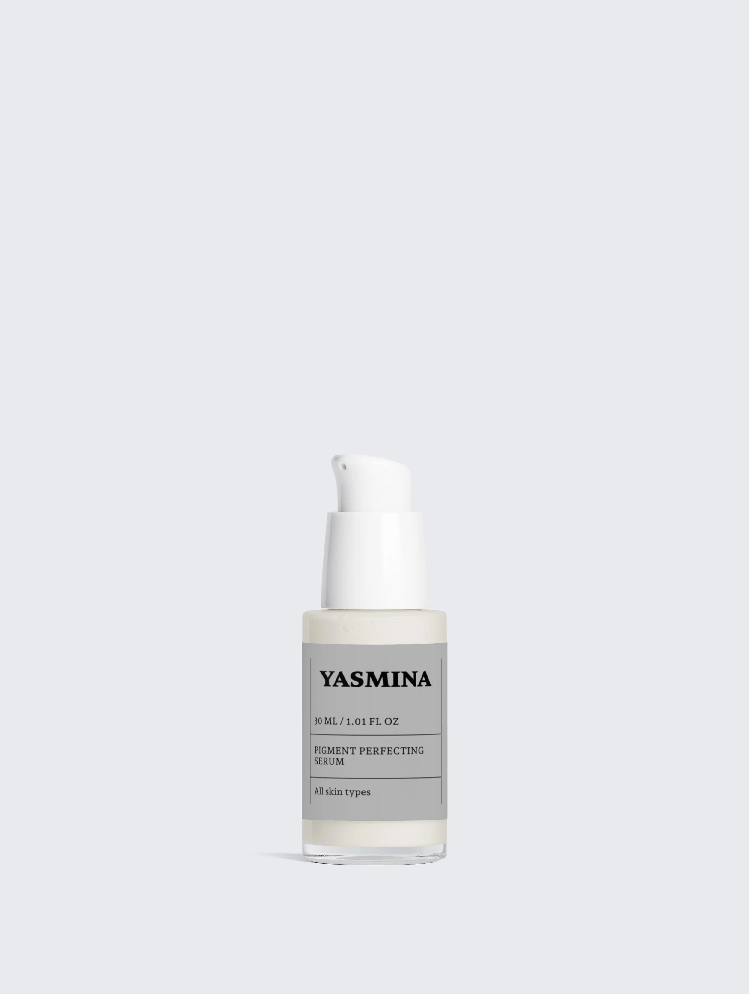 En hvid flaske med en pumpe, mærket YASMINA, indeholdende pigment perfection serum til alle hudtyper