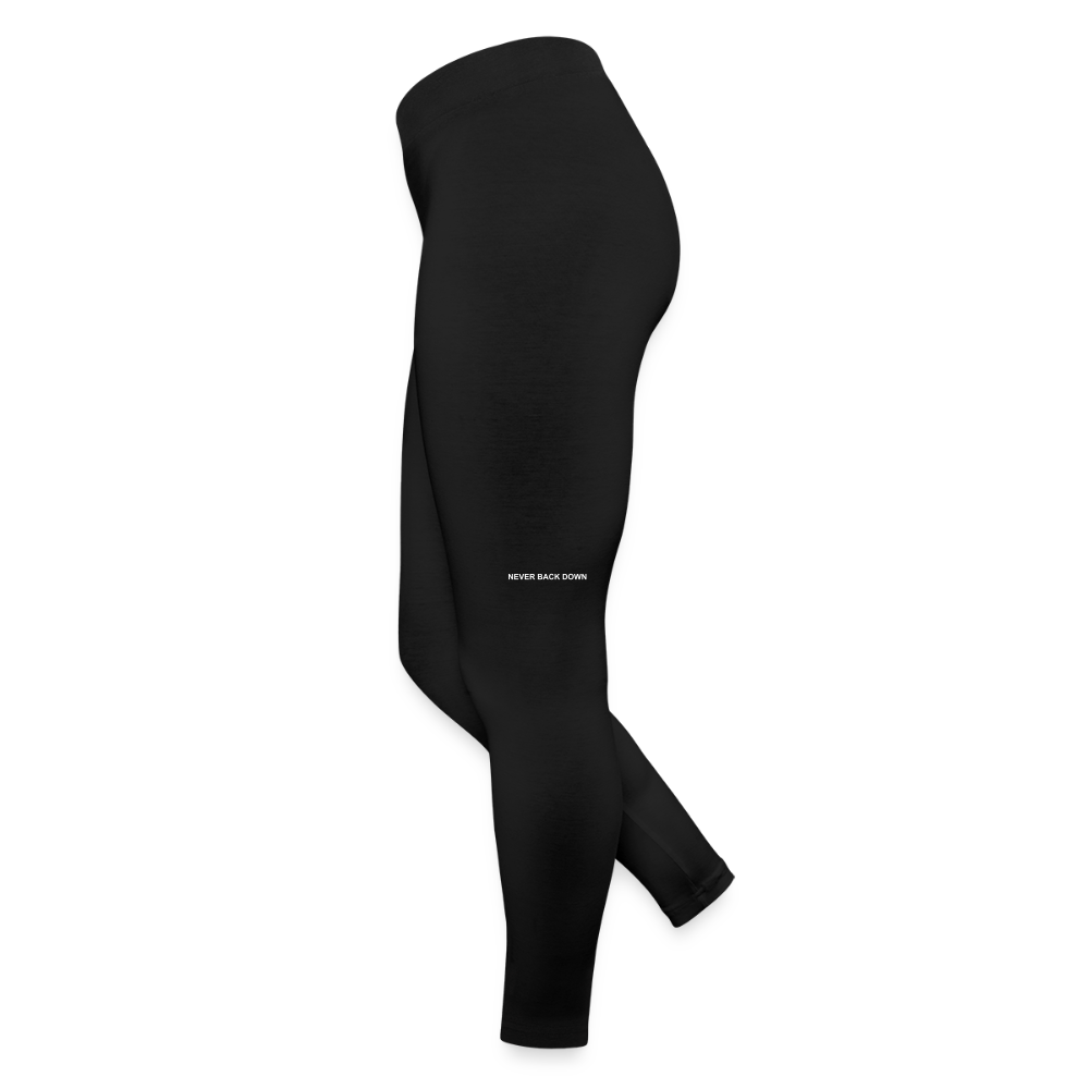 Sort legg med teksten 'NEVER BACK DOWN' på låret.