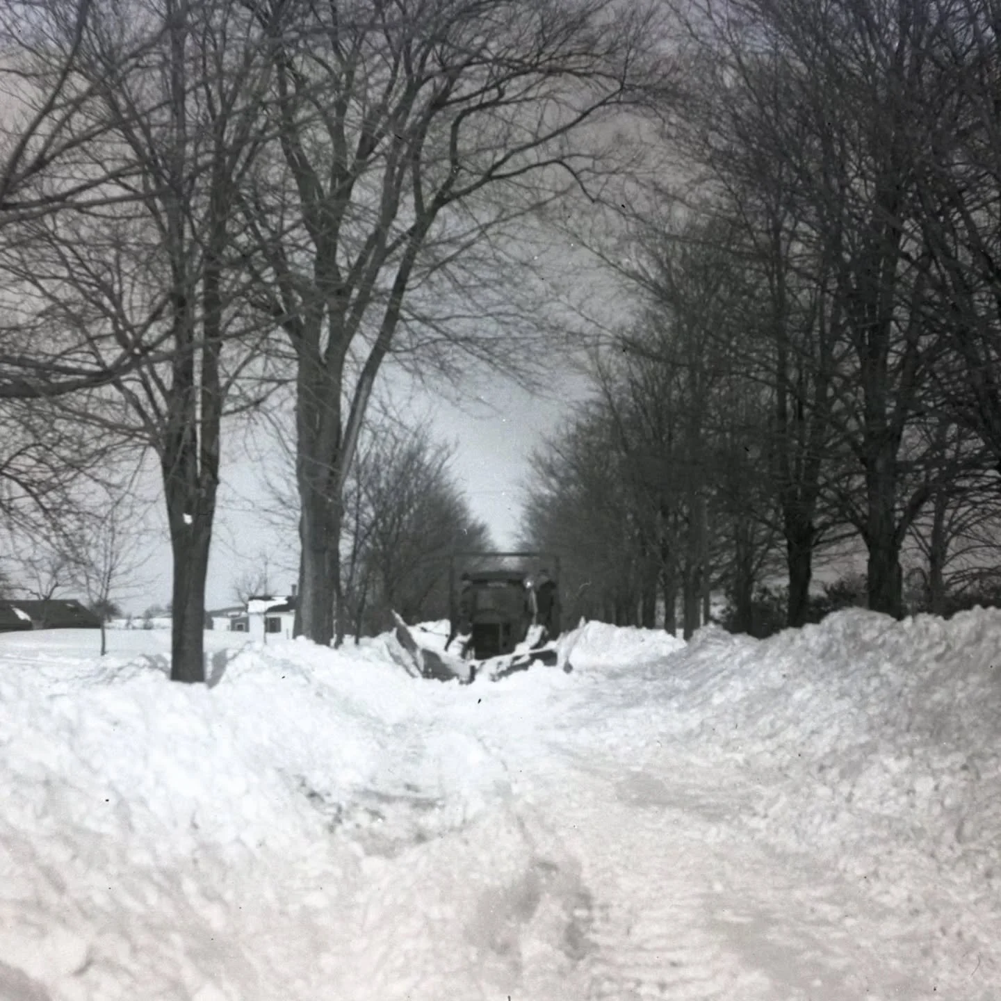 I know I'm probably in the minority here, but I love a winter with tons of SNOW ❄️☃️ This photograph of the "town tractor" plowing out Washington Street was taken in February of 1934. 

Photograph from the Ingalls-Price collection of photo 