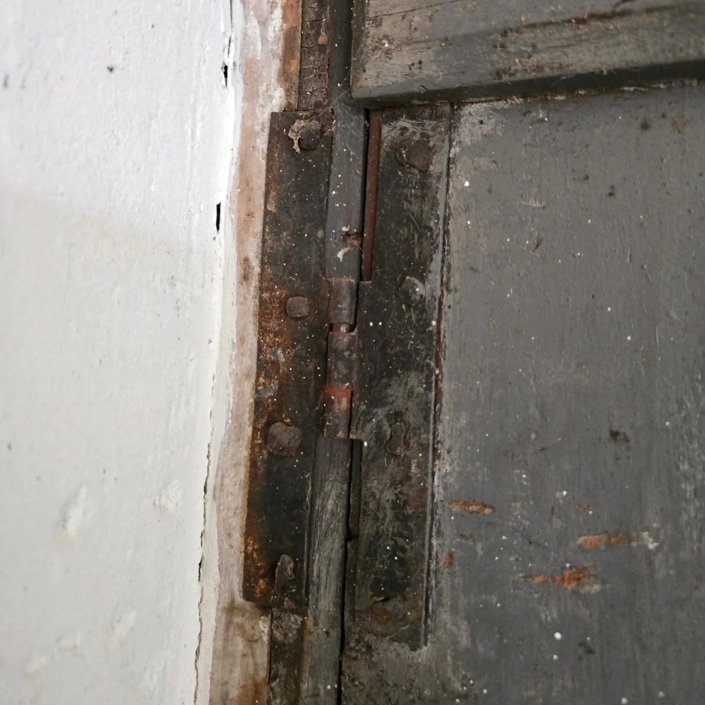 When I was cleaning out the Chadwick cobbler shop at the Holyoke-Fench house, I noticed something funny about this door in the back of the shop which leads to a little closet. The iron "H" hinges on this door are much older than the 1850s d