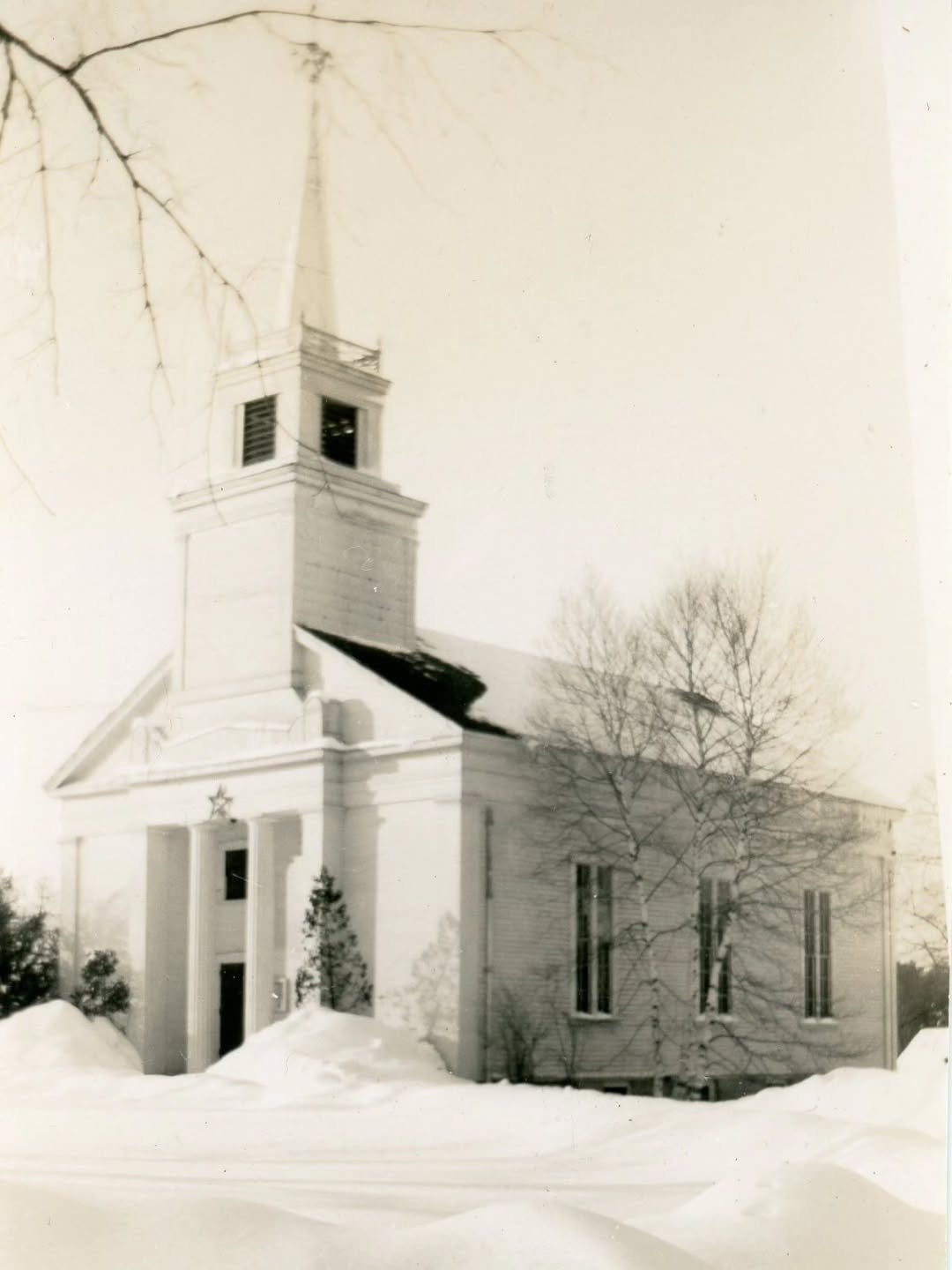 Another snowy day at Second Church, winter 1947-1948 ☃️

This photograph is from the Ingalls-Price Collection at the Boxford Historic Document Center. 

#boxfordhistory #boxfordma #boxford #winterwonderland #snow @secondchurchboxfordma