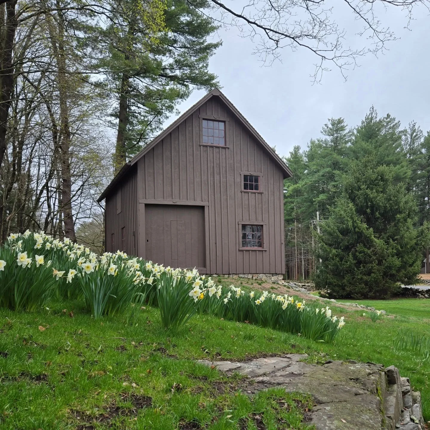 It is starting to look like spring at the Holyoke-French house! The barn was built by the French family in 1867.

#holyokefrenchhouse #boxfordhistory #boxfordma #boxford #oldbarn