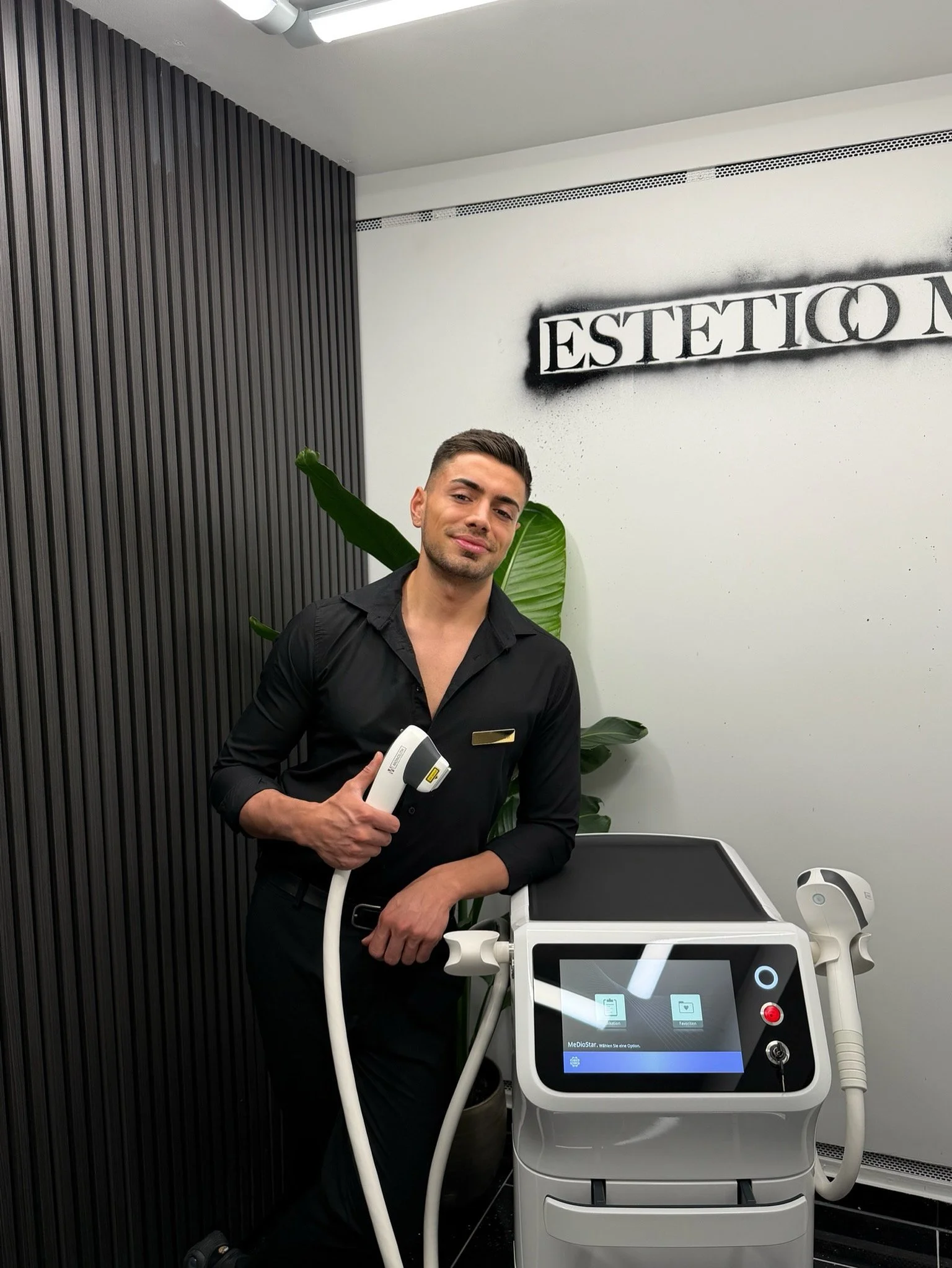 Charamter Mitarbeiter mit einem Laserhandstück in der Hand. Professionell Sicher und Vertraut